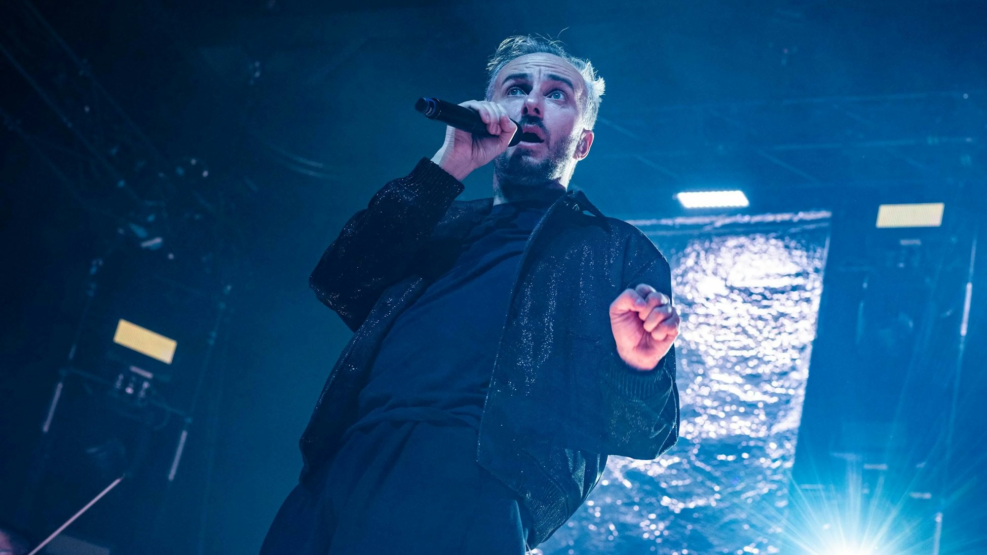 Jan Böhmermann auf der Bühne.