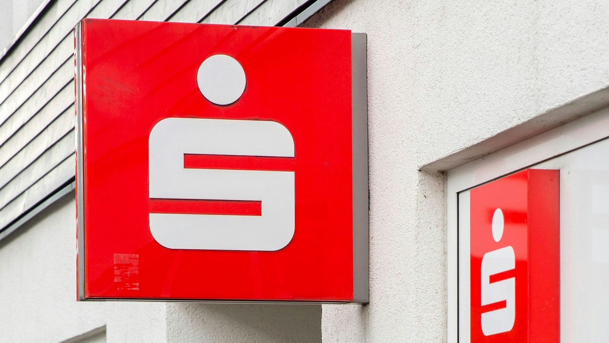 Ein Geldautomat der Sparkasse Köln/Bonn an der Markusstraße in Köln.