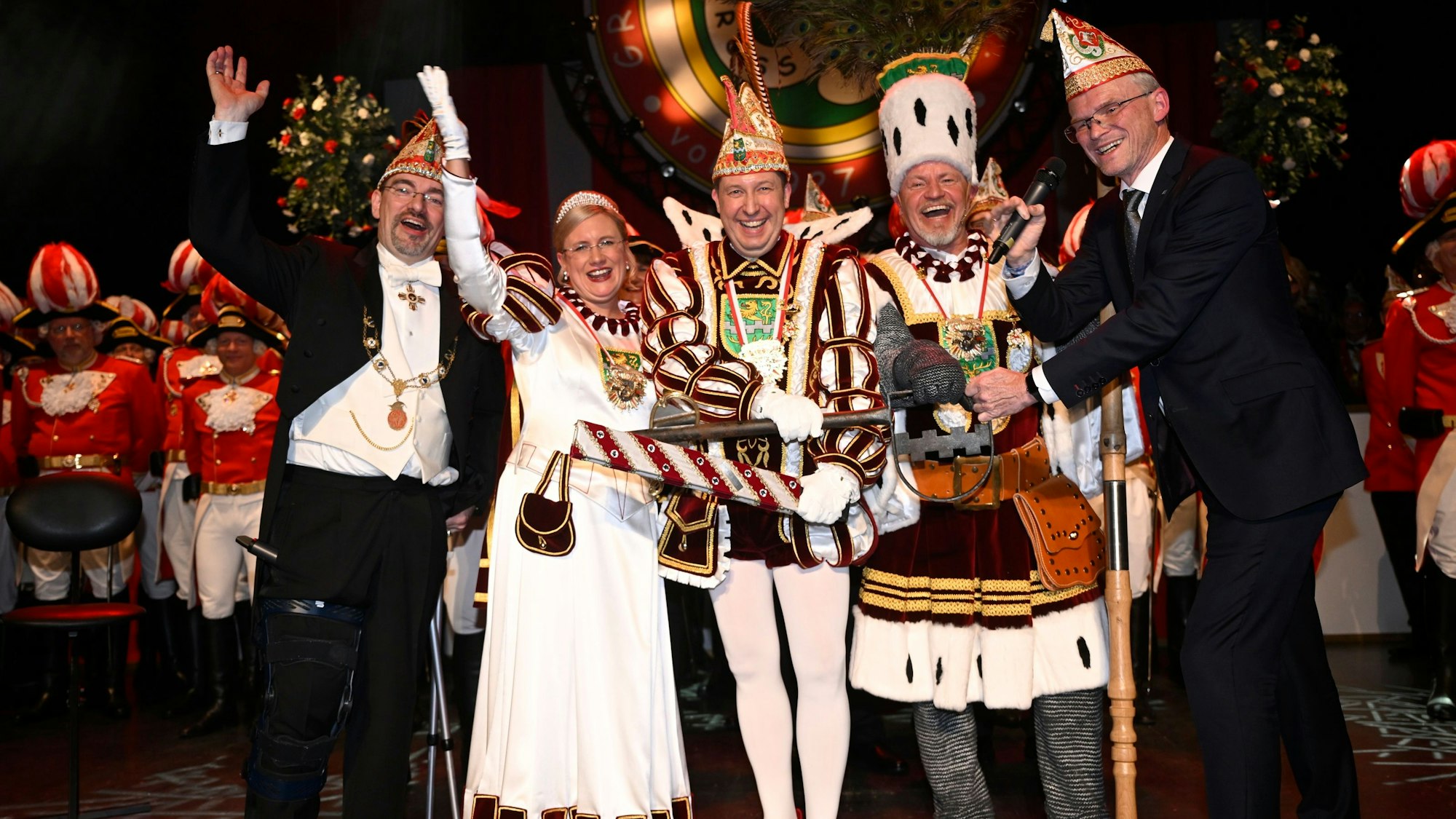Bürgermeister Frank Stein übergibt einen großen Schlüssel an das neue Dreigestirn.