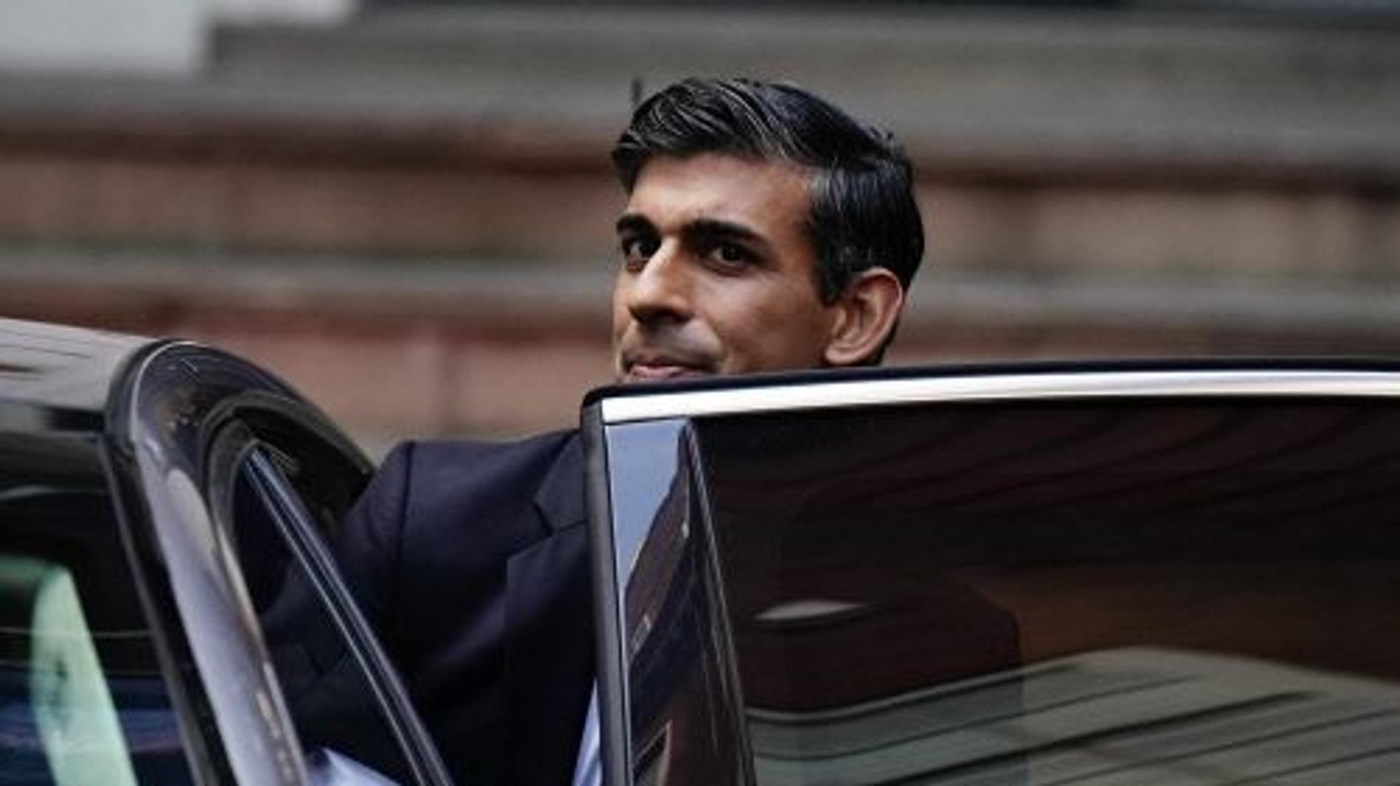 Der britische Regierungschef Rishi Sunak hat sich dafür entschuldigt, im Auto ohne Sicherheitsgurt unterwegs gewesen zu sein.