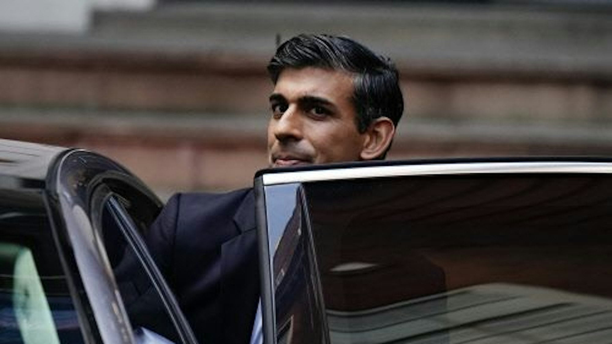 Der britische Regierungschef Rishi Sunak hat sich dafür entschuldigt, im Auto ohne Sicherheitsgurt unterwegs gewesen zu sein.