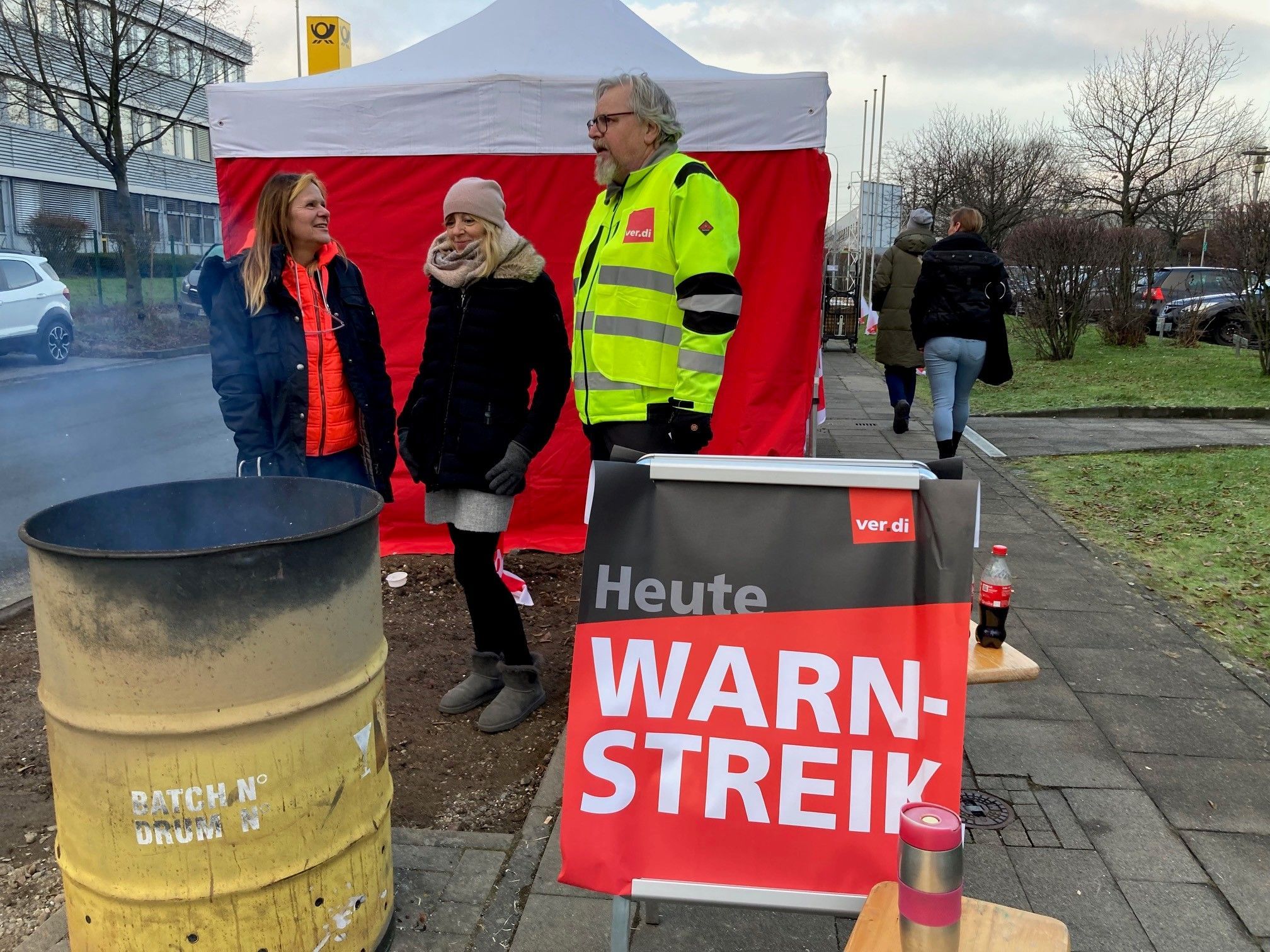 Warnstreik Verdi vor dem Briefzentrum in Frechen am Freitag.