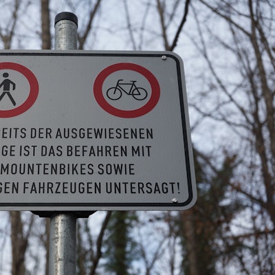 Das Foto zeigt ein Verbotsschild im Brüggener Wäldchen. Darauf ist das Wort Mountainbike falsch geschrieben.