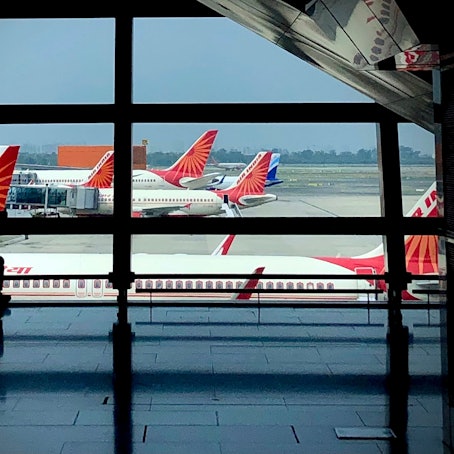 Flugzeuge der Air India parken auf dem internationalen Flughafen Indira Gandhi.