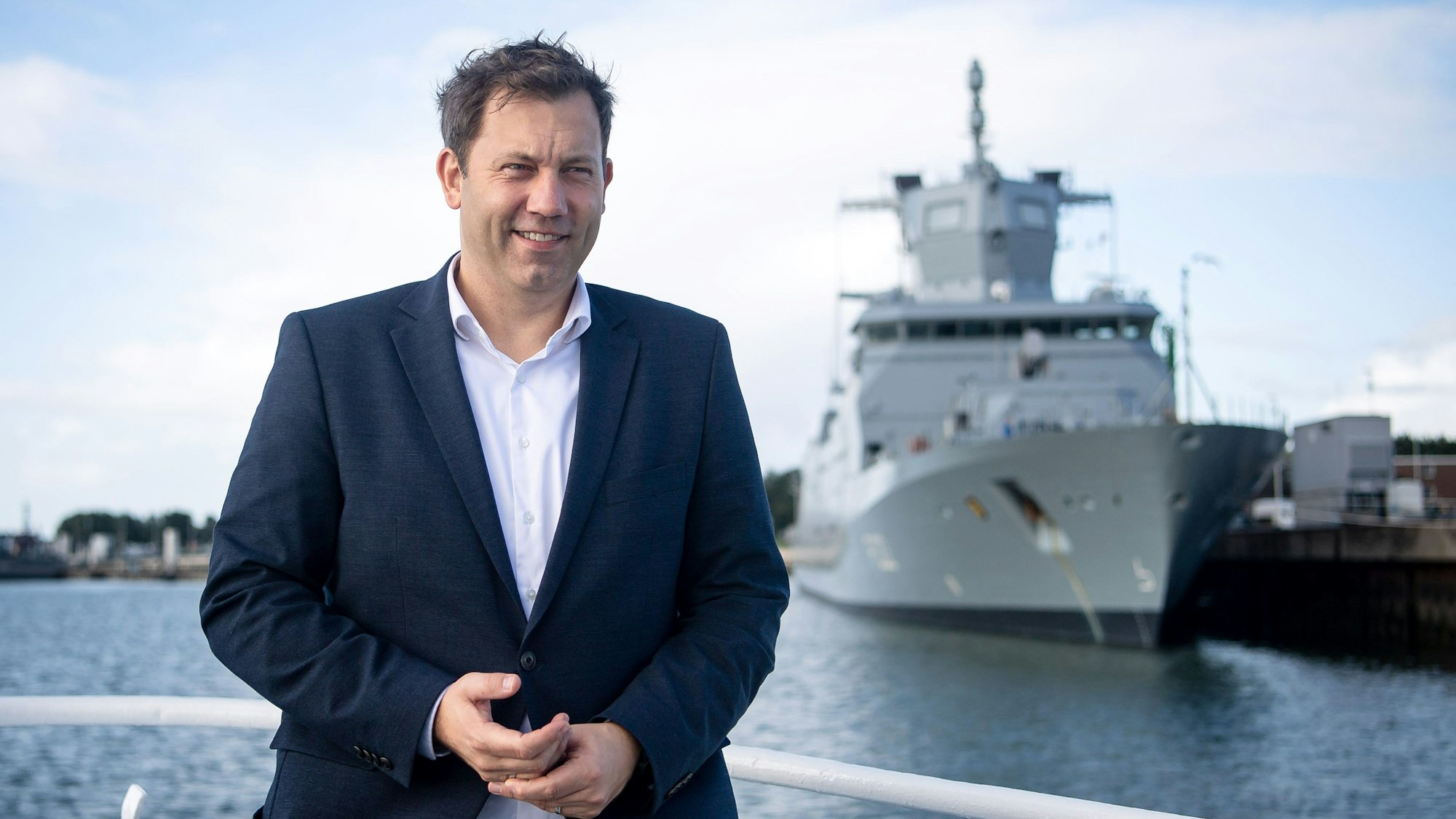 ARCHIV - 16.09.2022, Niedersachsen, Wilhelmshaven: Lars Klingbeil, Parteivorsitzender der SPD, steht vor einem Schiff im Hafen vom Marinestützpunkt Wilhelmshaven.