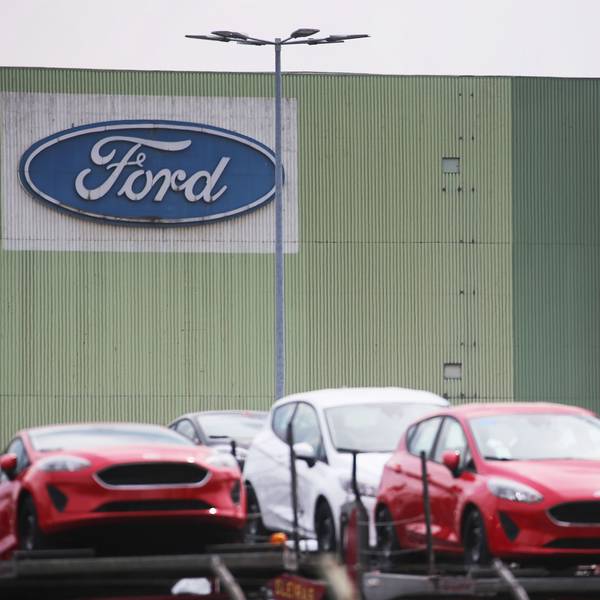 Neugebaute Autos stehen auf Lastwagen vor dem Ford-Werk in Köln.