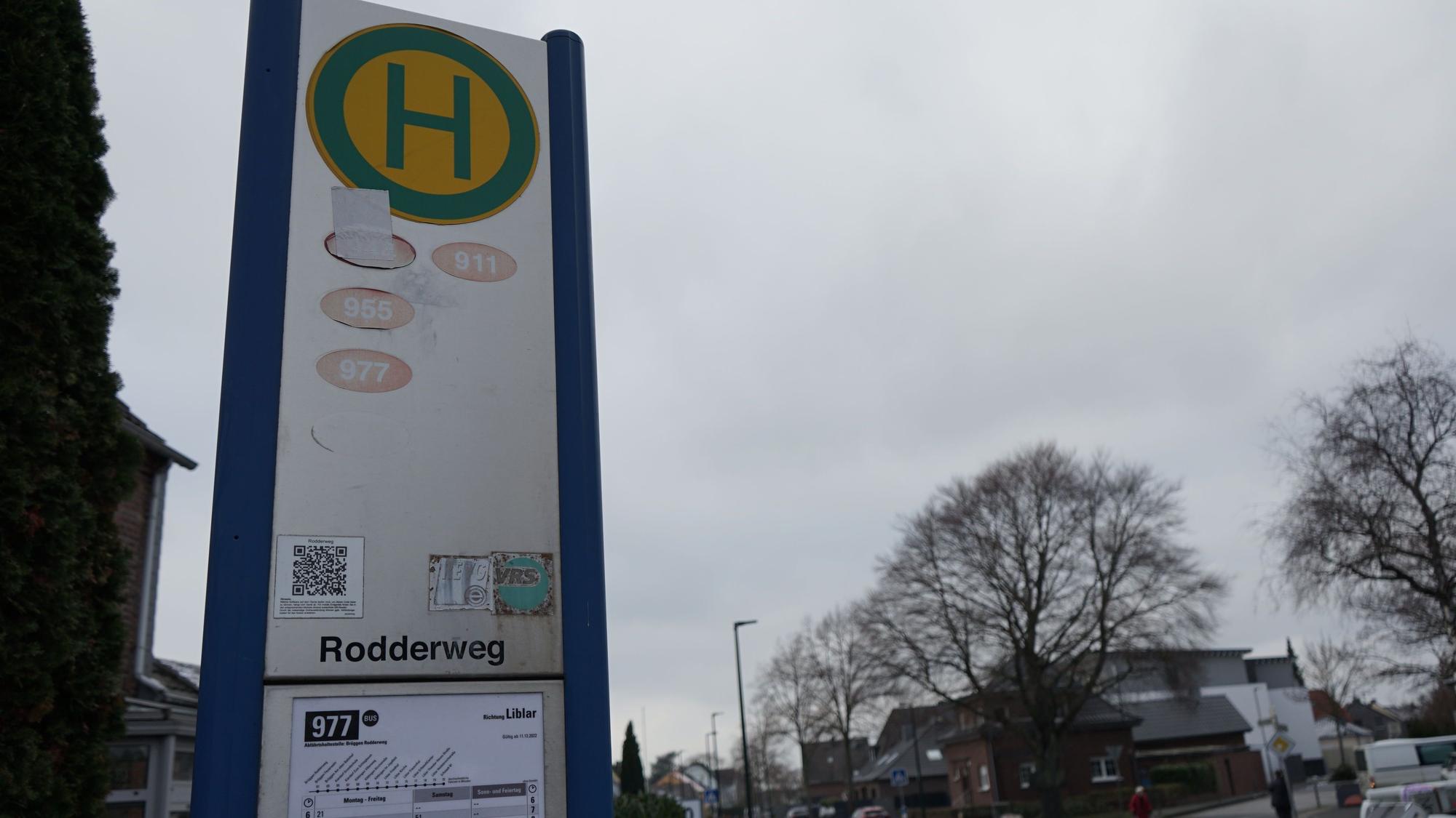Das Foto zeigt die Bushaltestelle Rodderweg in Kerpen. Der On-Demand-Verkehr soll vor allem den ÖPNV in Orten wie Brüggen unterstützen. Dort fahren die Busse nur im Stundentakt.