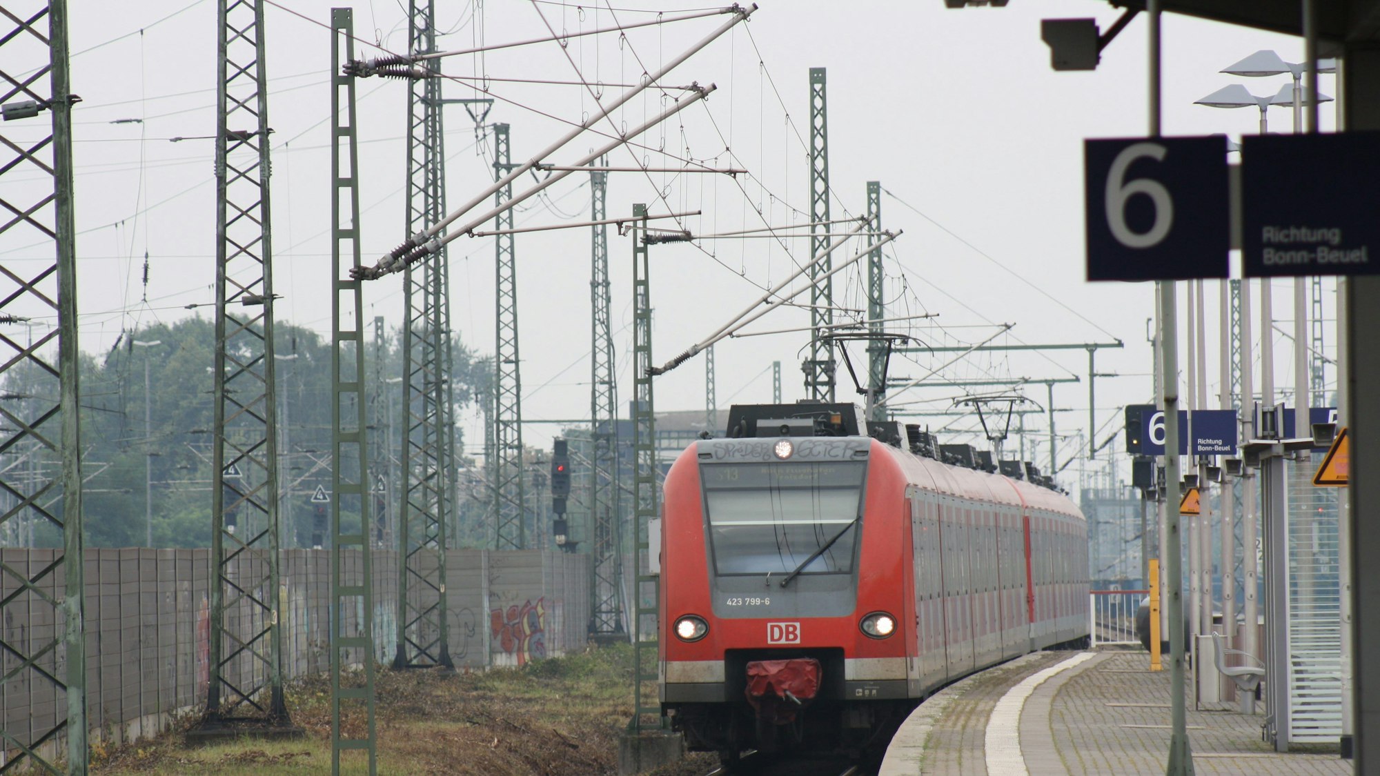 Eine S-Bahn am Bahnhof Troisdorf.