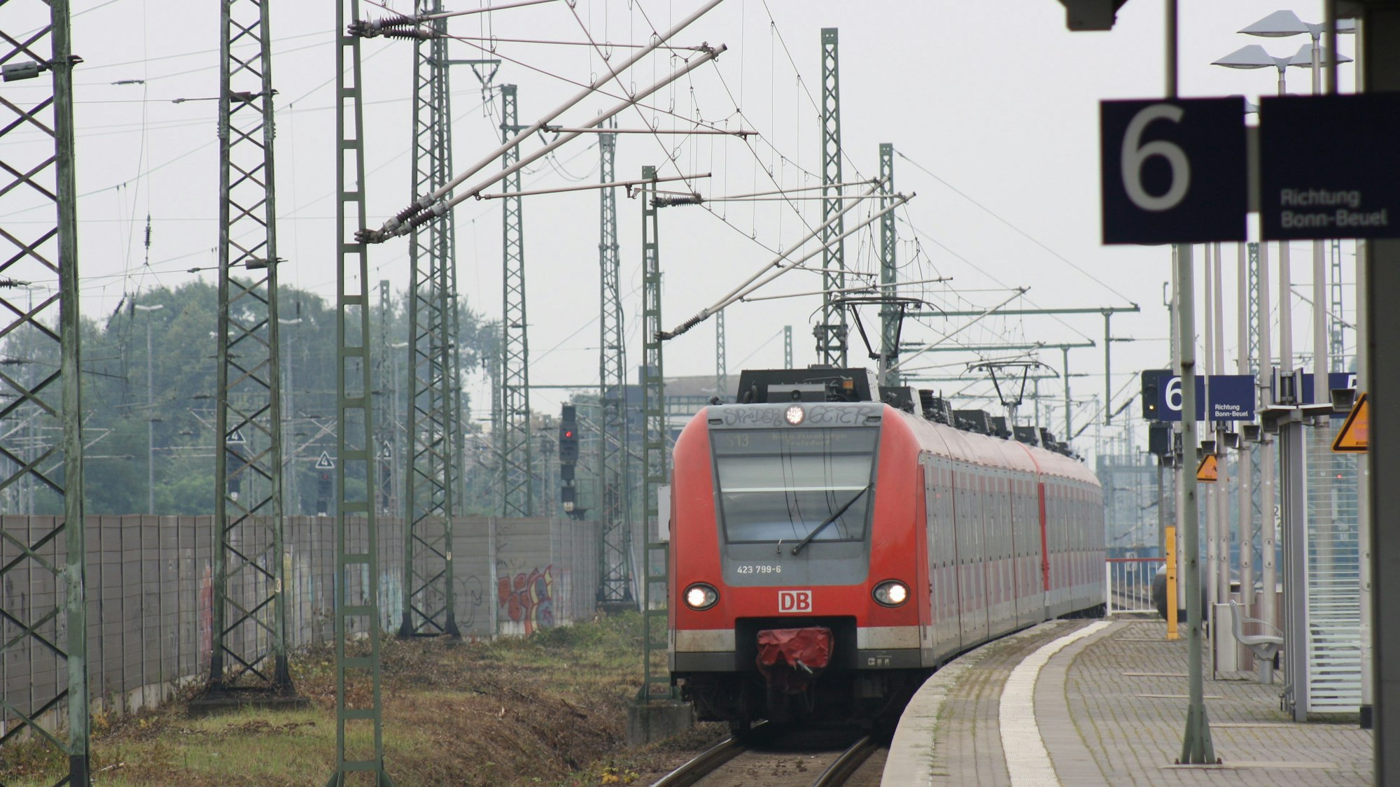 Eine S-Bahn am Troisdorfer Bahnhof.