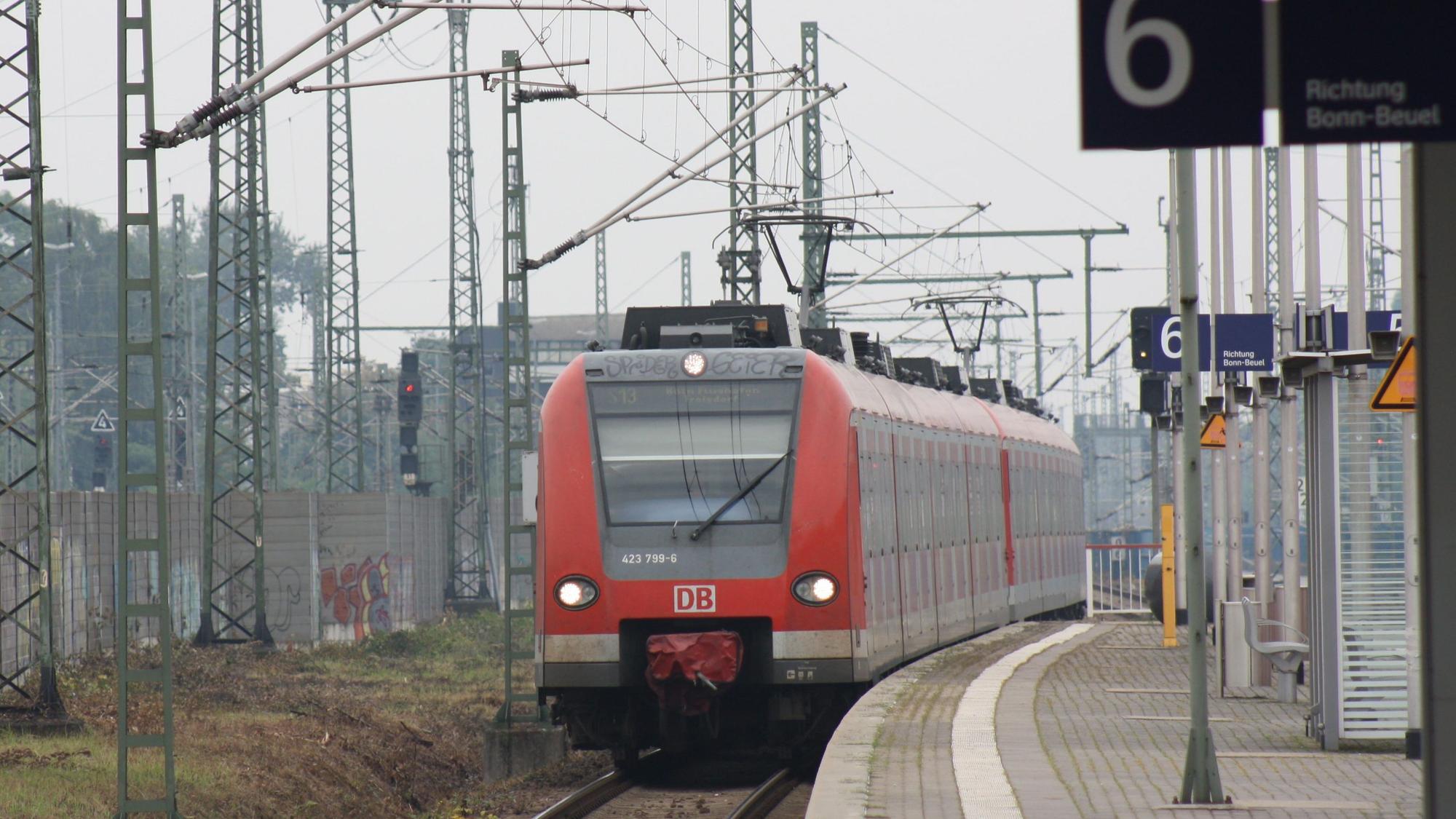 Eine S-Bahn fährt in den Troisdorfer Bahnhof ein.