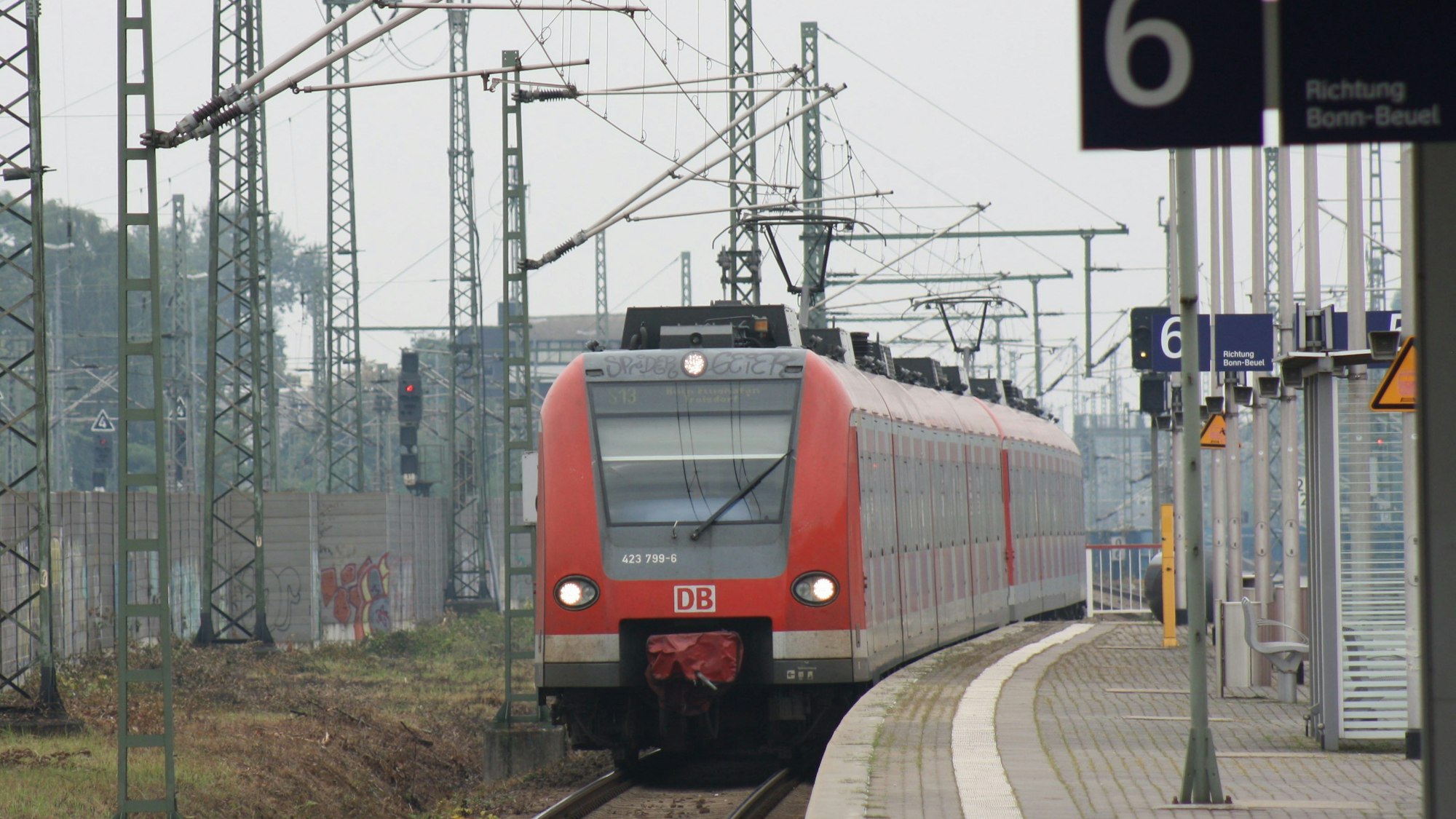 Eine S-Bahn fährt in den Troisdorfer Bahnhof ein.