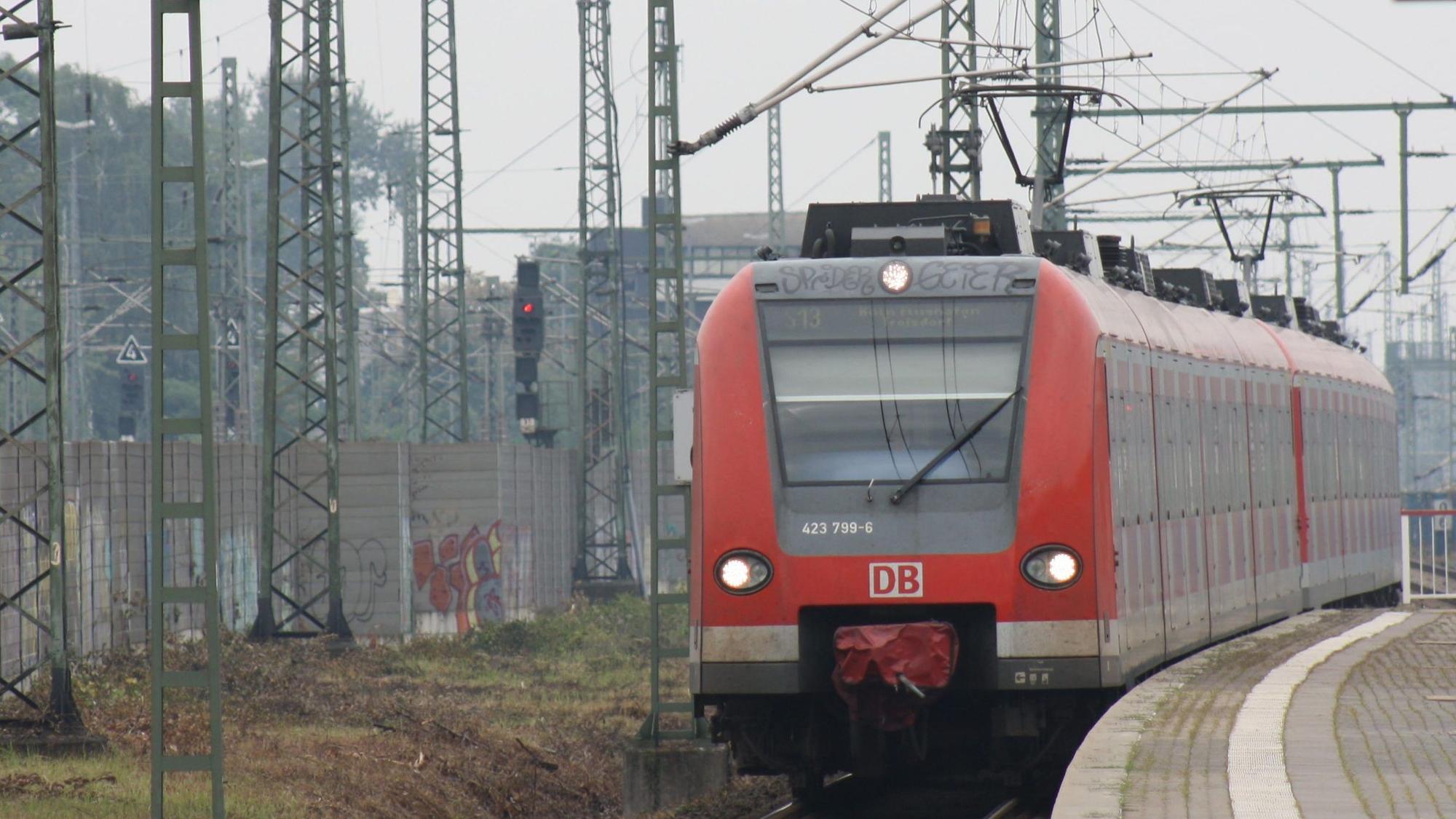 Eine roter Zug der S-Bahn-Linie 13 steht an einem Bahnsteig.