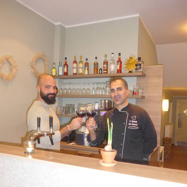 Die gutbürgerlicher deutsche Küche hat es Restaurantinhaber Ahmad Kazan (r.) angetan. Den Service leitet Giovanni Marsala.