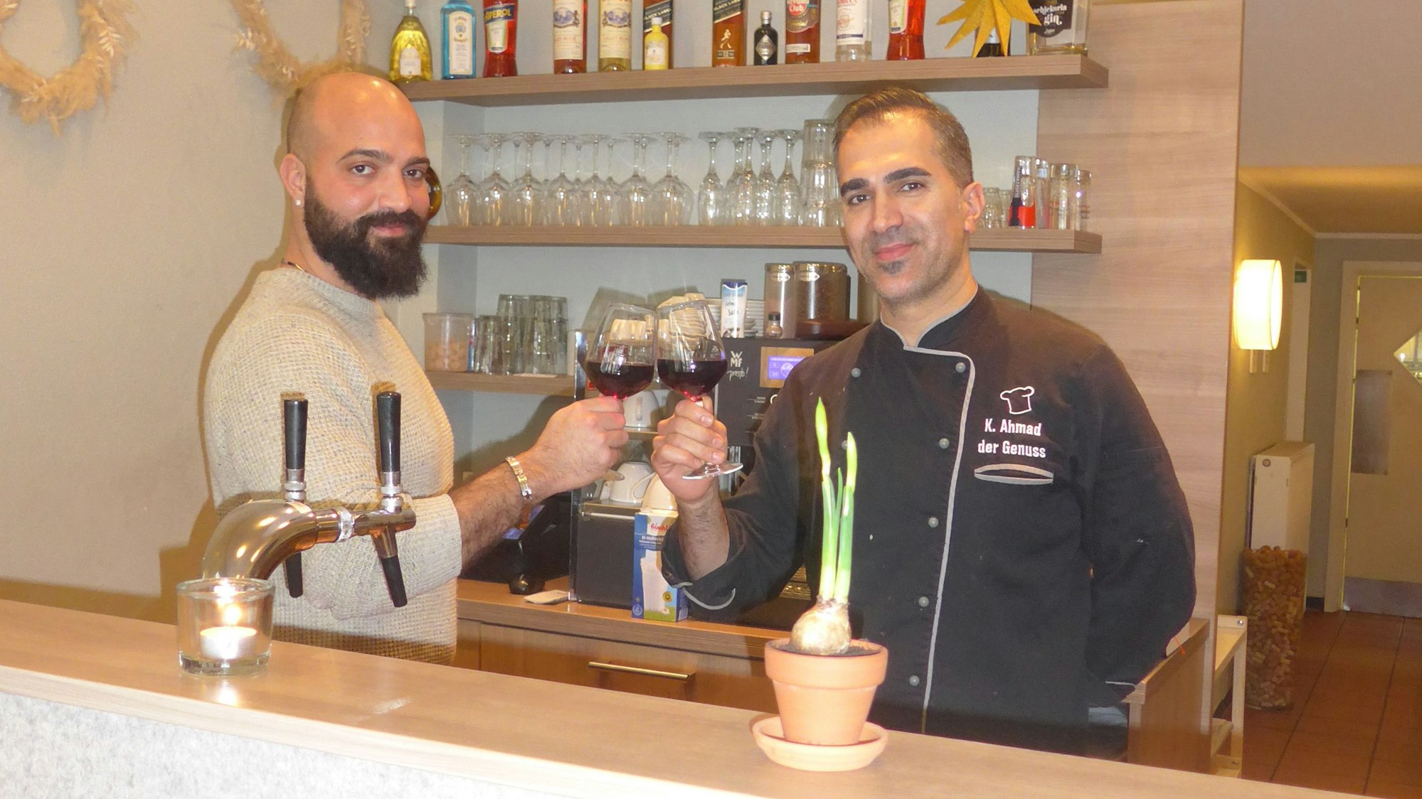 Die gutbürgerlicher deutsche Küche hat es Restaurantinhaber Ahmad Kazan (r.) angetan. Den Service leitet Giovanni Marsala.