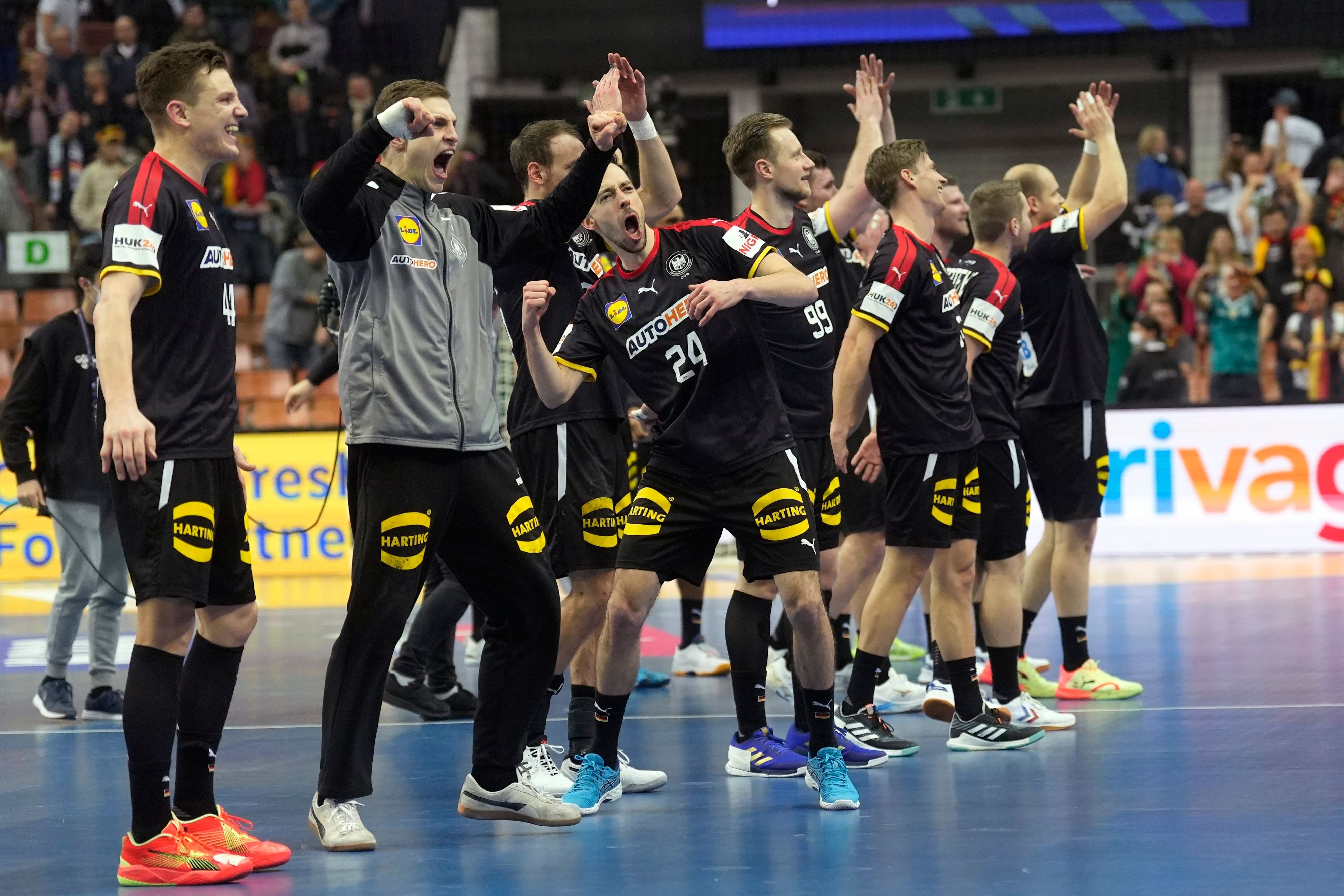 Die deutsche Handball-Nationalmannschaft feiert.
