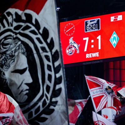 Der Spielstand von 7:1 wird auf der Anzeigetafel gezeigt.