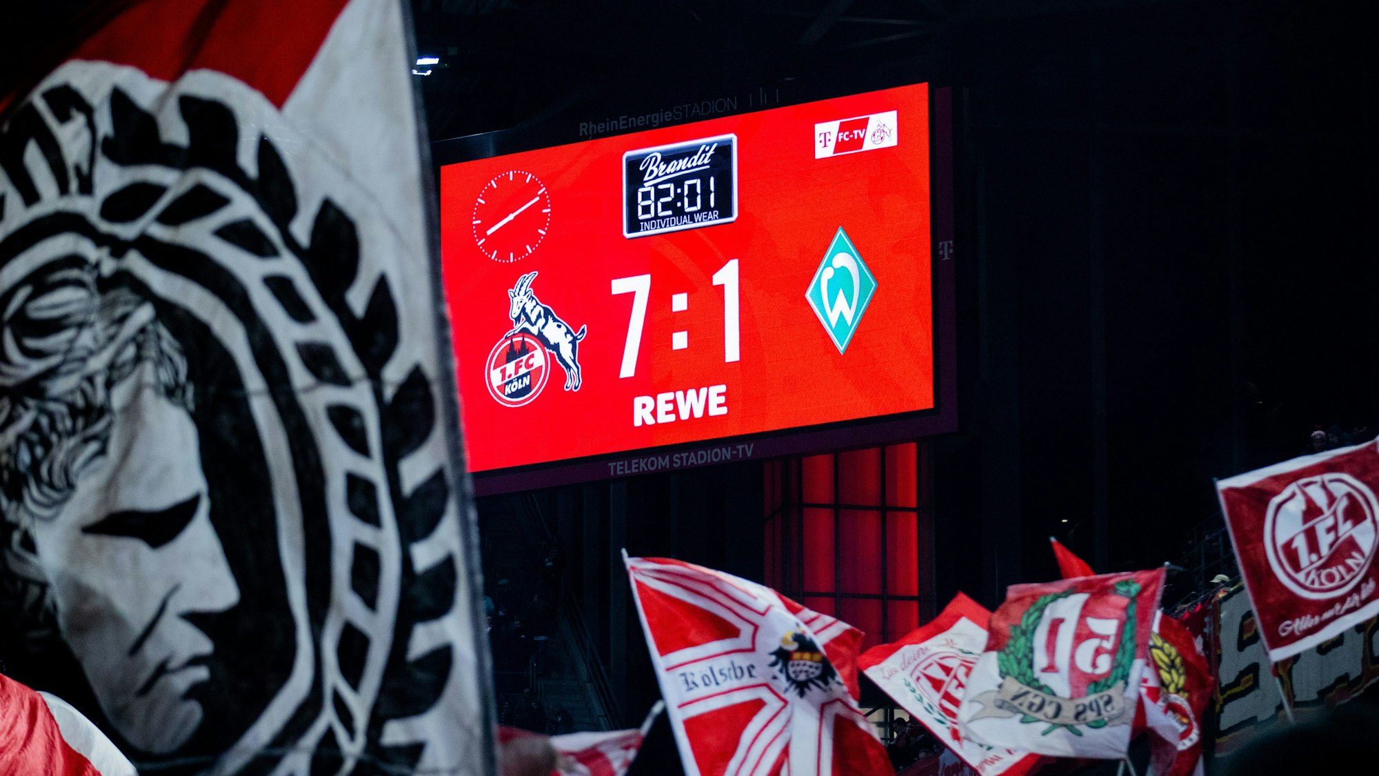 Der Spielstand von 7:1 wird auf der Anzeigetafel gezeigt.