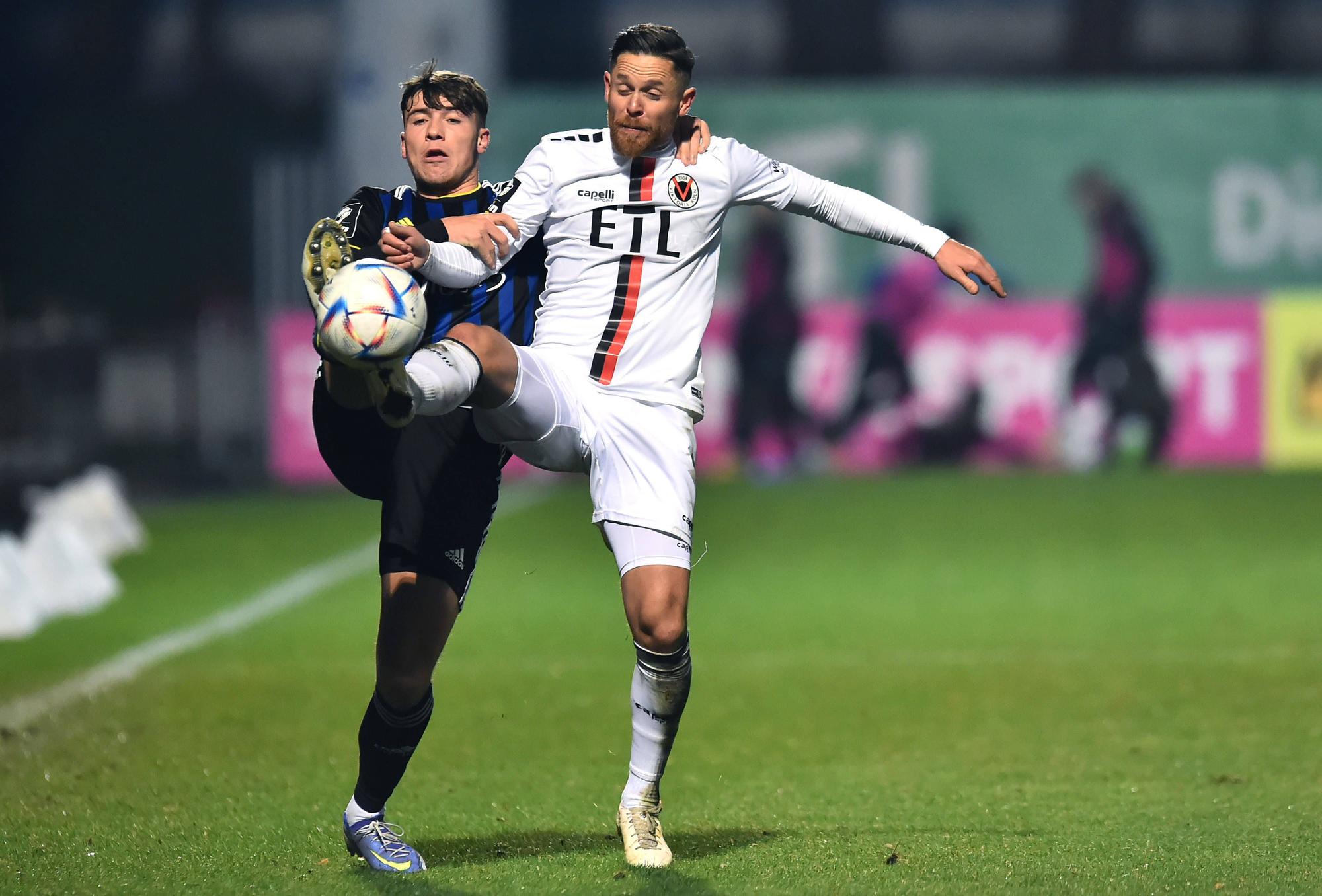 Fußball Herren 3. Liga 19. Spieltag Saison 2022/2023: FC Viktoria Köln - 1. FC Saarbrücken am 20.01.2023 im Sportpark Höhenberg in Köln Luca Kerber 1. FC Saarbrücken , links - Mike Wunderlich FC Viktoria Köln , rechts DFB Regulations prohibit any use of photographs as image sequences and/or quasi video. Nordrhein-Westfalen Deutschland *** Soccer Men 3 Liga 19 Matchday Season 2022 2023 FC Viktoria Köln 1 FC Saarbrücken on 20 01 2023 at Sportpark Höhenberg in Cologne Luca Kerber 1 FC Saarbrücken , left Mike Wunderlich FC Viktoria Köln , right DFB Regulations prohibit any use of photographs as image sequences and or quasi video Nordrhein Westfalen Germany