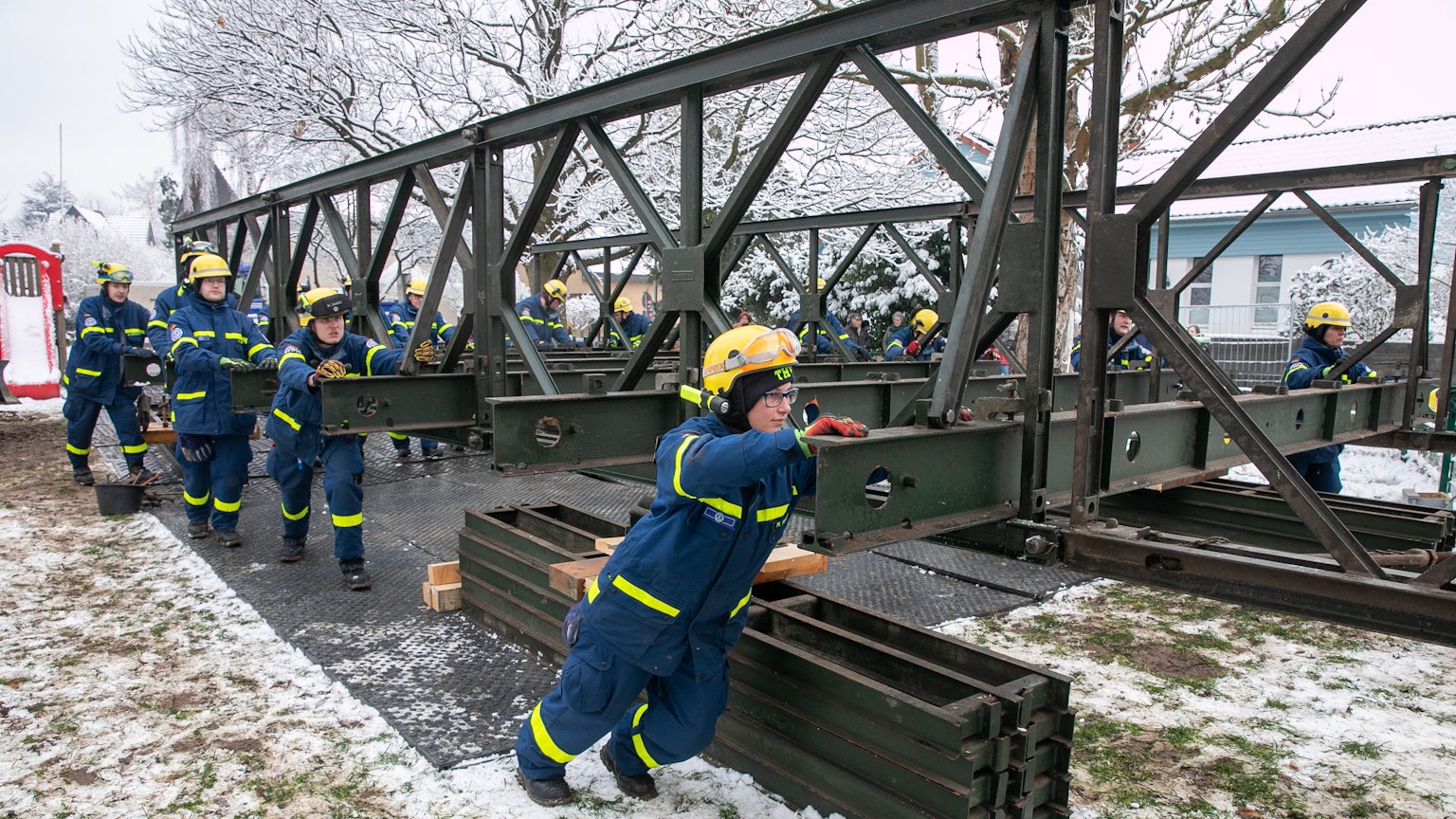 Etwa 60 ehrenamtliche Helfer des THW schoben am Samstag die Behelfsbrücke in der Heimerzheimer Quellenstraße über die Swist. Foto: Volker Jost