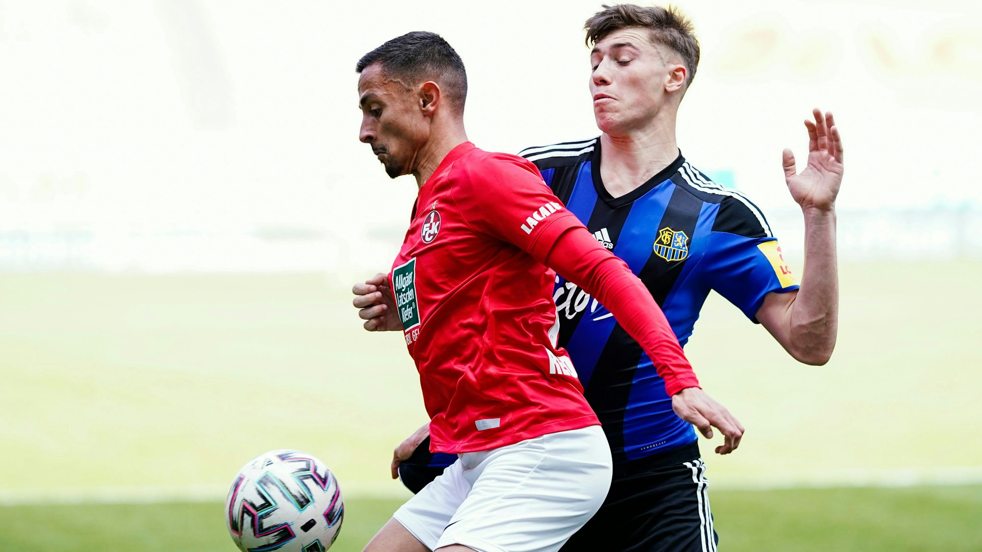 Fußball: 3. Liga, 1. FC Kaiserslautern - 1. FC Saarbrücken, 32. Spieltag, Fritz-Walter-Stadion. Kaiserslauterns Kenny Prince Redondo (l) und Saarbrückens Luca Kerber kämpfen um den Ball. +++ dpa-Bildfunk +++