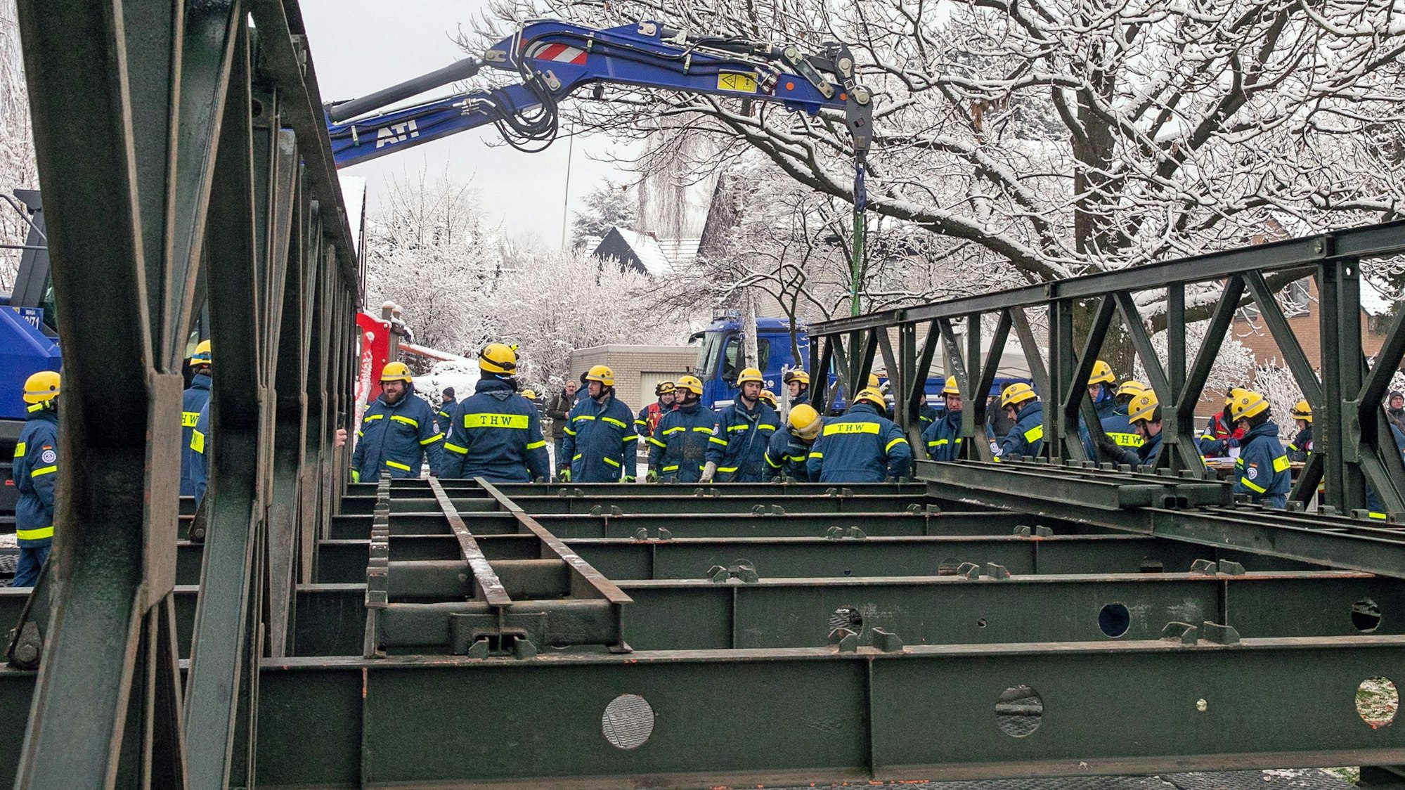 Aus zehn etwa zwei Meter langen Stahlelementen ist die Behelfsbrücke in der Heimerzheimer Quellenstraße zusammengesetzt. Foto: Volker Jost