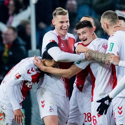 Die Spieler des 1. FC Köln jubeln gemeinsam