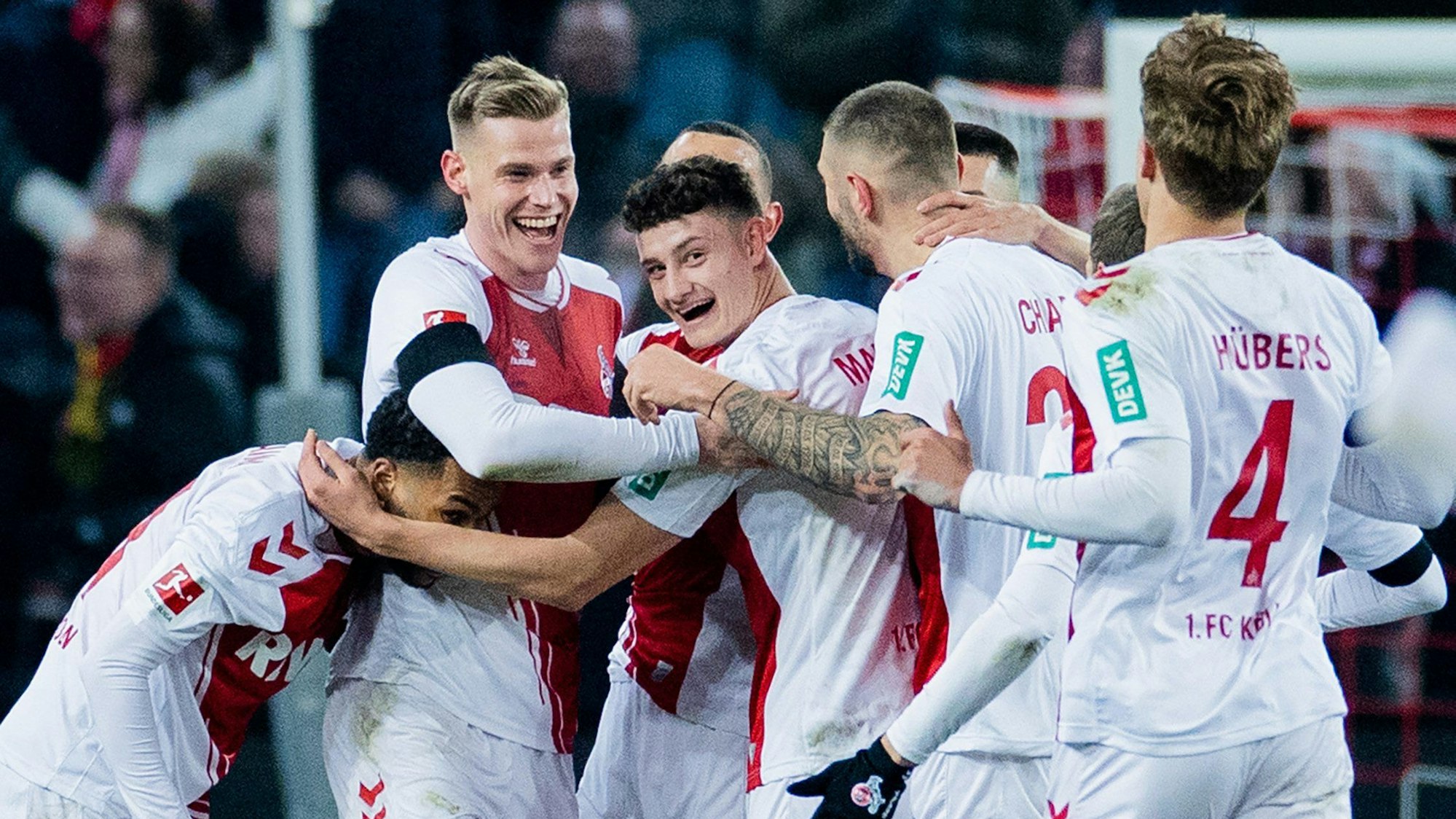 Die Spieler des 1. FC Köln jubeln gemeinsam