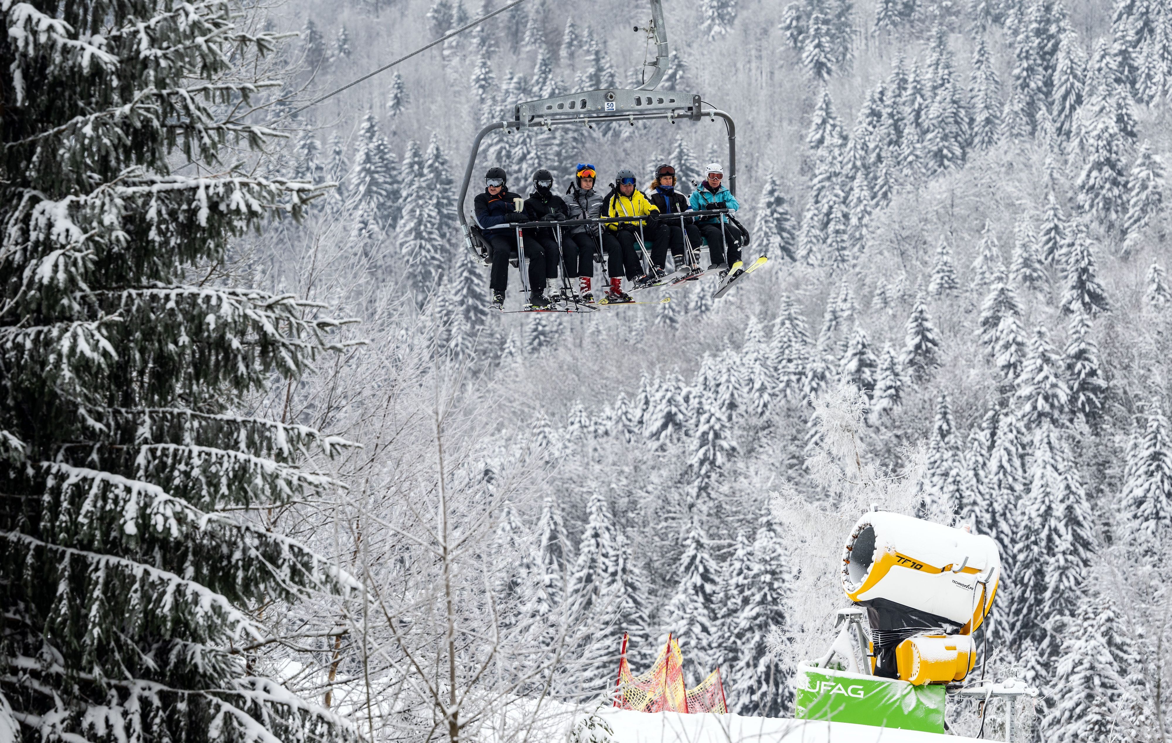Winterberg: Skifahrer bei winterlichem Wetter in einem Sessellift