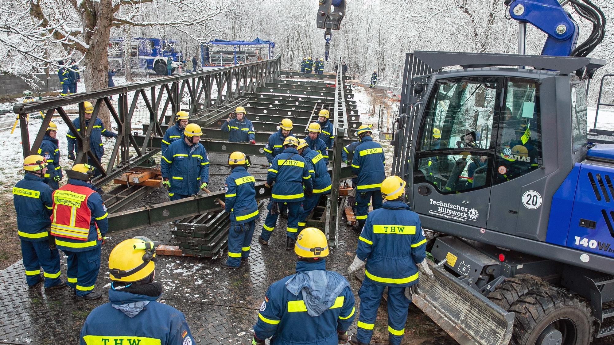 Stahlträger für Stahlträger setzten 60 ehrenamtliche Helfer des Technischen Hilfswerks die Bailey-Behelfsbrücke in der Heimerzheimer Quellenstraße zusammen, bevor die Stahlbrücke Stück für Stück über die Swist geschoben wurde. Foto: Volker Jost