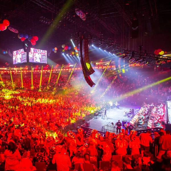 Tausende Menschen in der Lanxes-Arena
