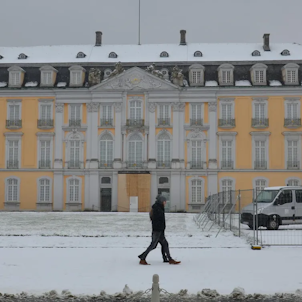 Malerisch und selten: Der Schlosspark in Brühl ist mit Schnee bedeckt. Besucher müssen aber draußen bleiben, weil es auf den Wegen glatt sein könnte.‘