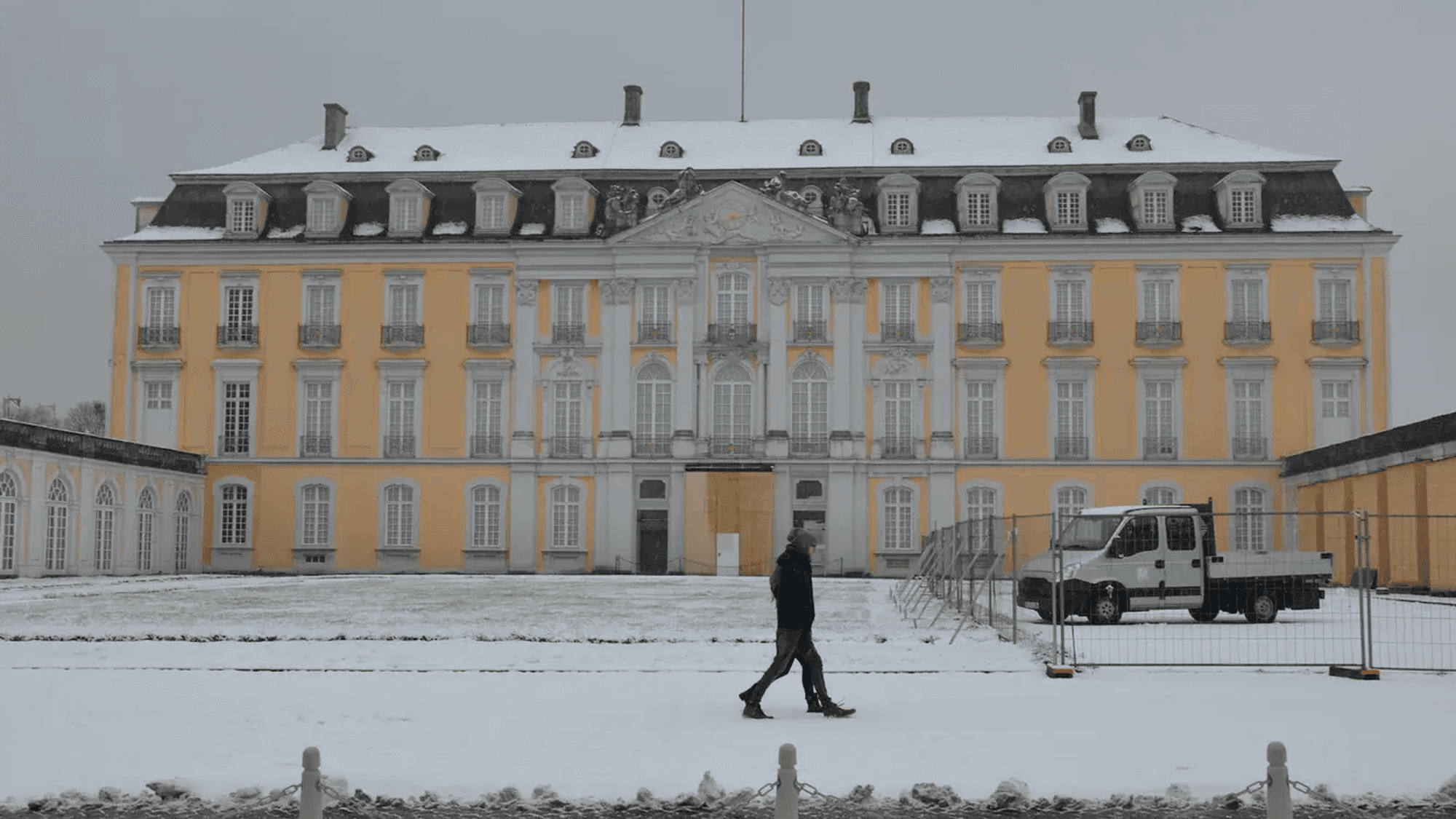 Malerisch und selten: Der Schlosspark in Brühl ist mit Schnee bedeckt. Besucher müssen aber draußen bleiben, weil es auf den Wegen glatt sein könnte.‘