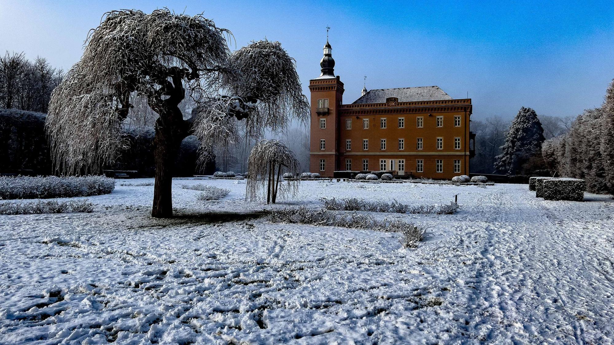 Ein Traum in Weiß: Schloss Gracht in Erftstadt, gesehen von Leser Gerd Janes. So schön kann der Winter sein.