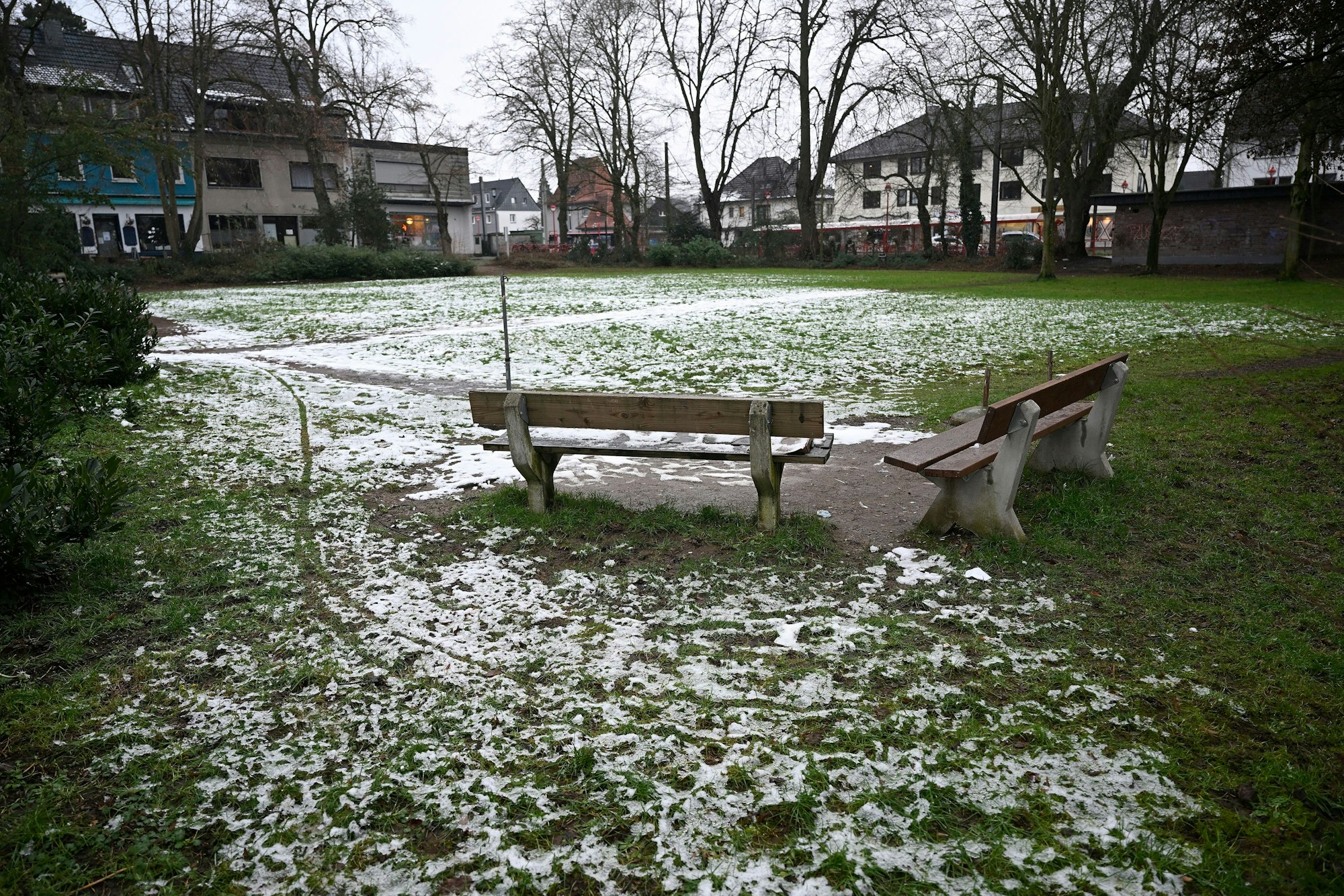 Zwei Sitzbänke stehen aktuell im Park.