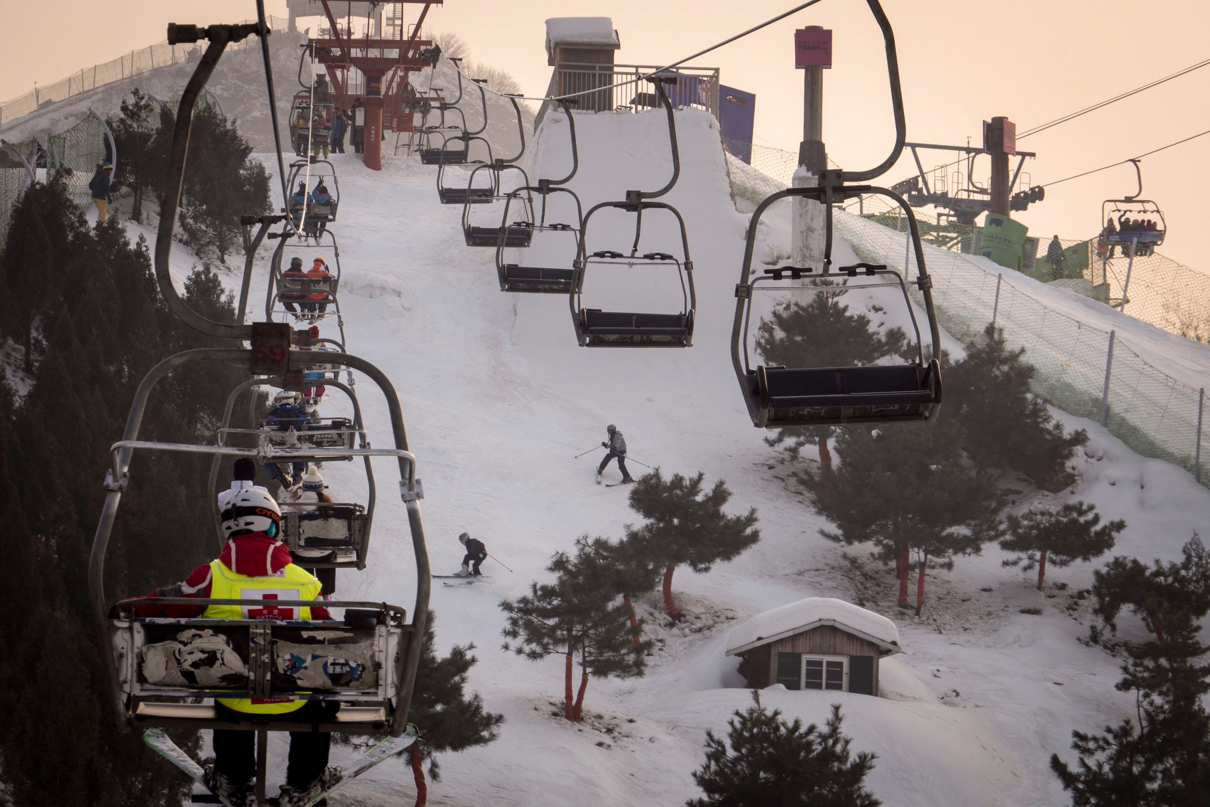 Ein Skilift im chinesischen Skigebiet Zhangjiakou. Ein acht Jahre alter Junge ist dort mehrere Meter in die Tiefe gestürzt. (Symbolbild)