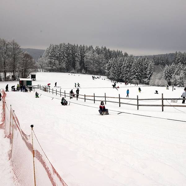 Der Rodellift im Skigebiet Weißer Stein in Hellenthal-Udenbreth. Am Wochenende hat es in Köln und der Region stark geschnet.