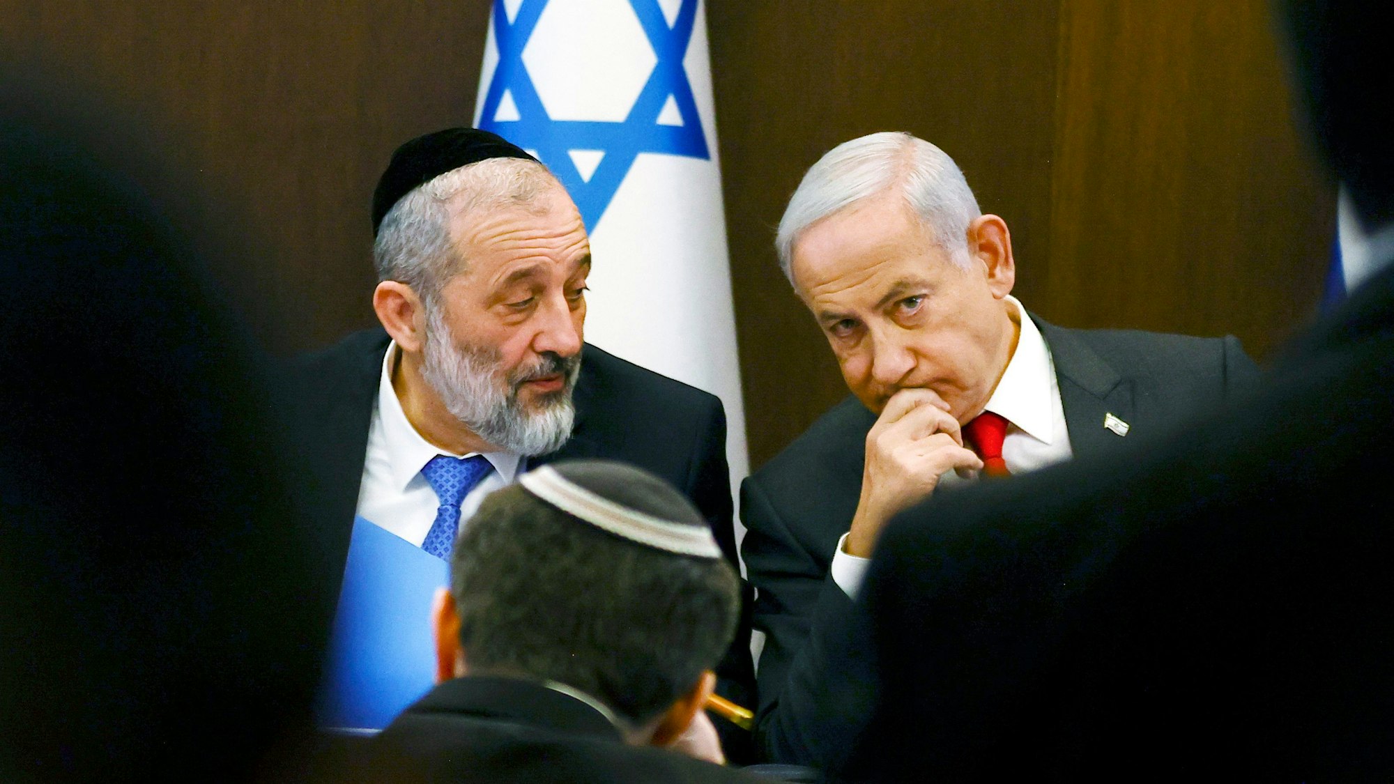 Benjamin Netanjahu (r.) im Gespräch mit Arie Deri. (Archivbild)
