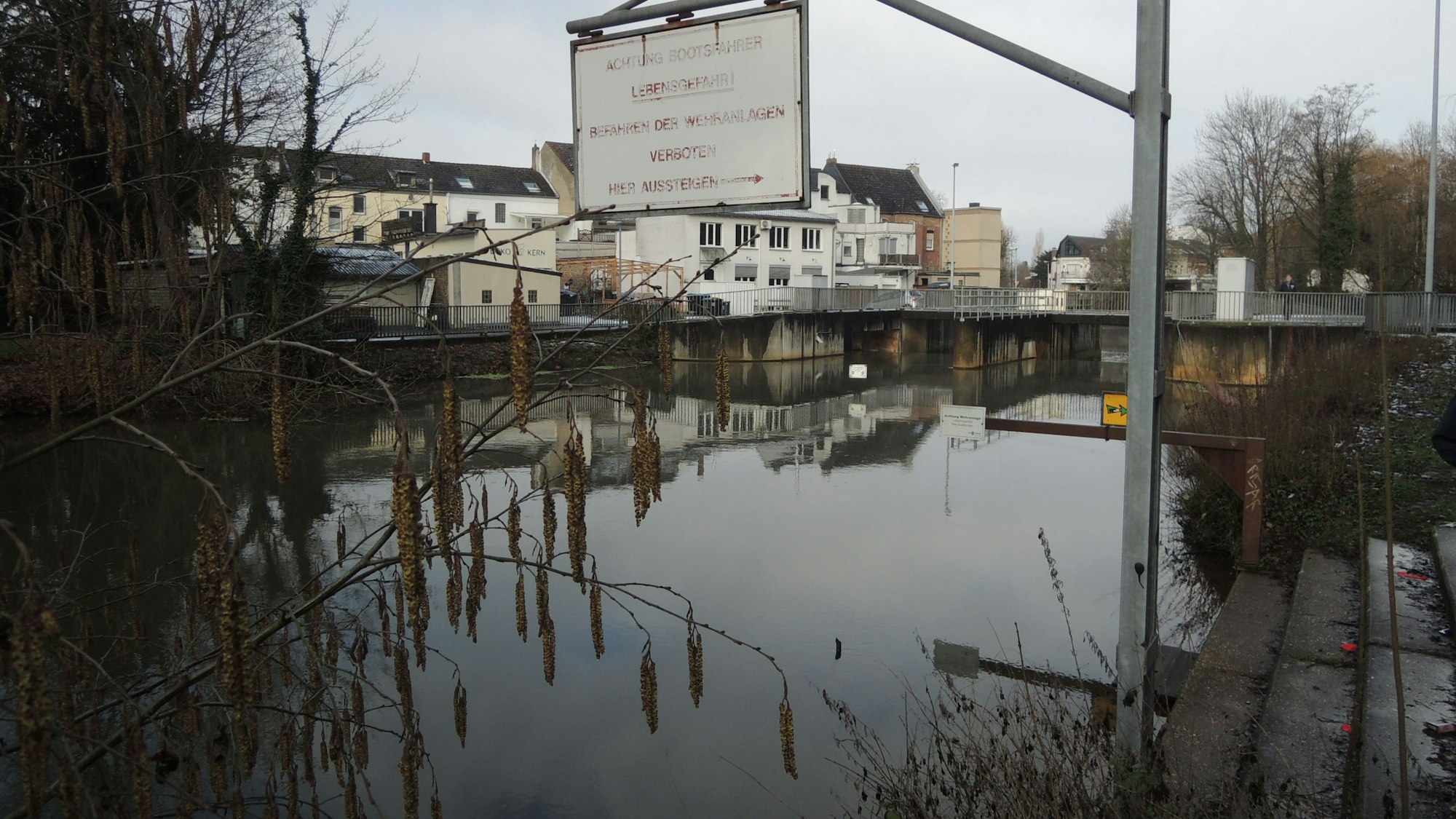 Das Foto zeigt die still dahinfließende Erft.