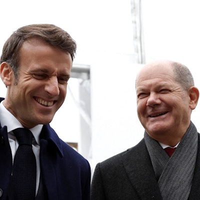 Bundeskanzler Olaf Scholz (SPD, r) und Emmanuel Macron
