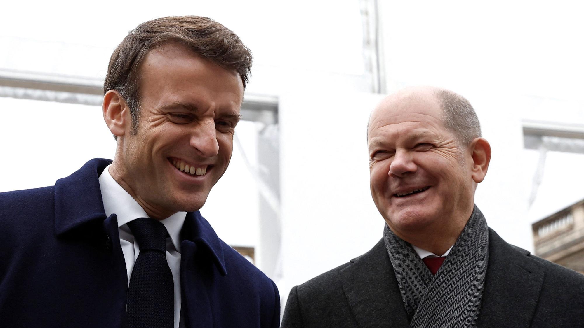 Bundeskanzler Olaf Scholz (SPD, r) und Emmanuel Macron