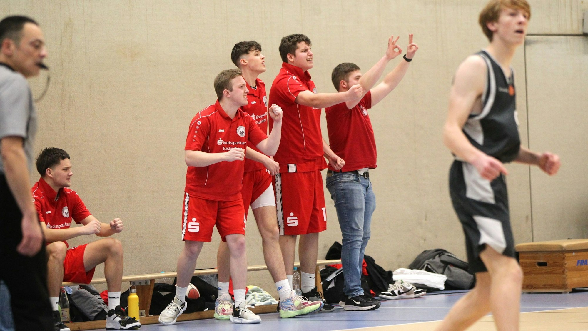 Zülpichs Co-Trainer und drei Ersatzspieler jubeln wild gestikulierend.