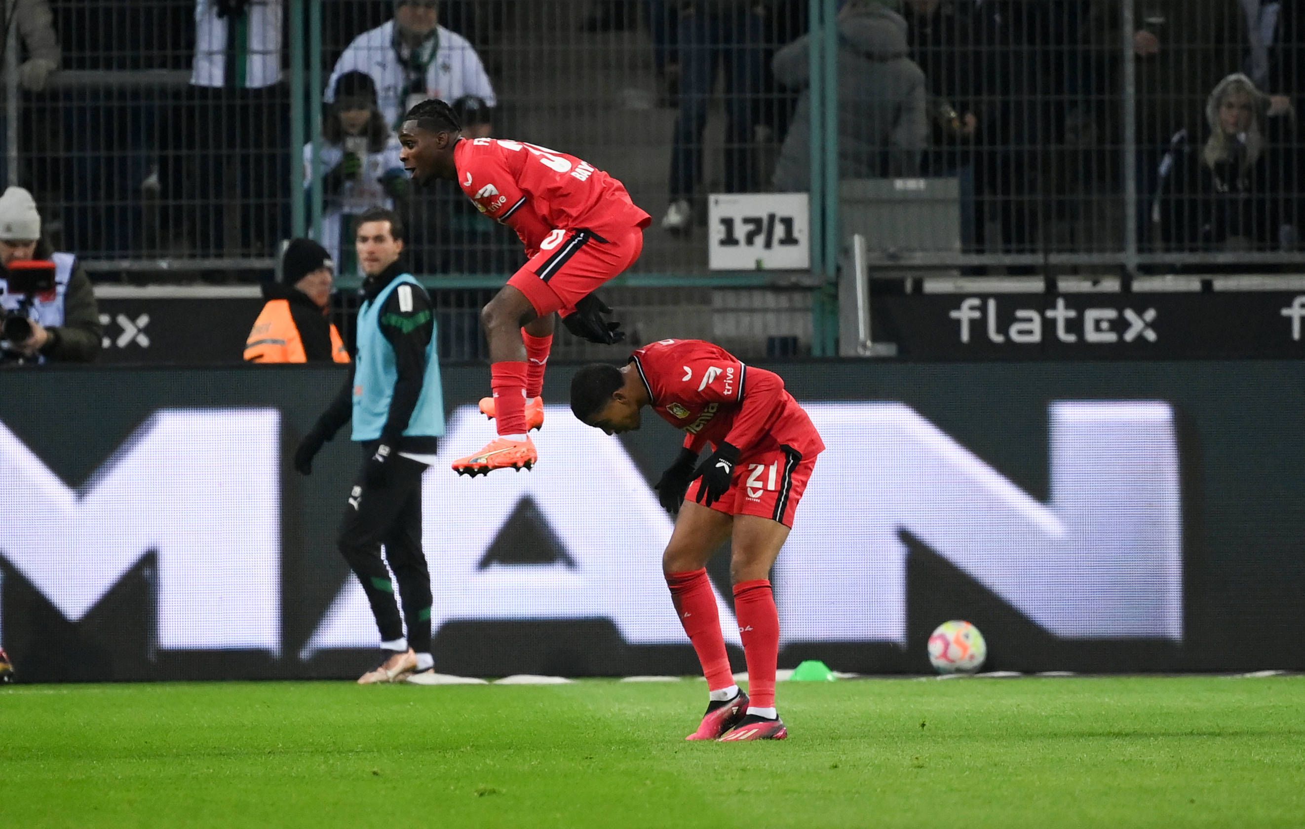 Jubel 0:2, Bockspringen Amine Adli Bayer 04 Leverkusen, re., und Jeremie Frimpong Bayer 04 Leverkusen 22.01.2023, Fussball GER, Saison 2022 2023, 1. Bundesliga, 16. Spieltag, Borussia Mönchengladbach - Bayer 04 Leverkusen Moenchengladbach Borussia Park Nordrhein Westfalen Deutschland *** Cheer 0 2, buck jumping Amine Adli Bayer 04 Leverkusen , re , and Jeremie Frimpong Bayer 04 Leverkusen 22 01 2023, Football GER, season 2022 2023, 1 Bundesliga, 16 matchday, Borussia Mönchengladbach Bayer 04 Leverkusen Moenchengladbach Borussia Park Nordrhein Westfalen Germany Team2