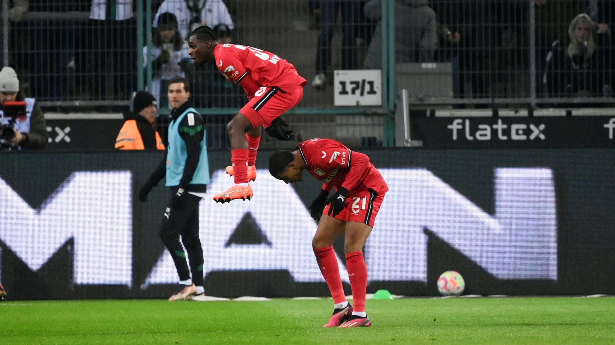 Jubel 0:2, Bockspringen Amine Adli Bayer 04 Leverkusen, re., und Jeremie Frimpong Bayer 04 Leverkusen 22.01.2023, Fussball GER, Saison 2022 2023, 1. Bundesliga, 16. Spieltag, Borussia Mönchengladbach - Bayer 04 Leverkusen Moenchengladbach Borussia Park Nordrhein Westfalen Deutschland *** Cheer 0 2, buck jumping Amine Adli Bayer 04 Leverkusen , re , and Jeremie Frimpong Bayer 04 Leverkusen 22 01 2023, Football GER, season 2022 2023, 1 Bundesliga, 16 matchday, Borussia Mönchengladbach Bayer 04 Leverkusen Moenchengladbach Borussia Park Nordrhein Westfalen Germany Team2
