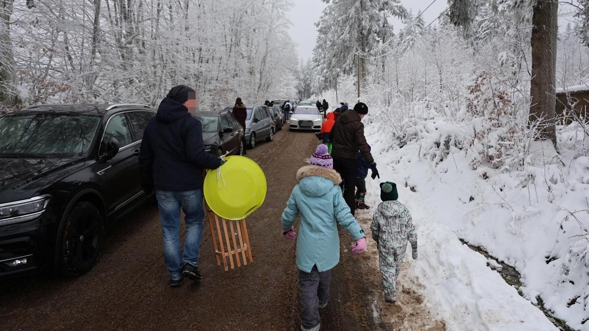 Die erste Schneefront des Jahres trifft die Eifel: Im Wintersportgebiet Weißer Stein in Hellenthal ist der Andrang am Sonntag so groß, dass von einer Anreise abgeraten wird.