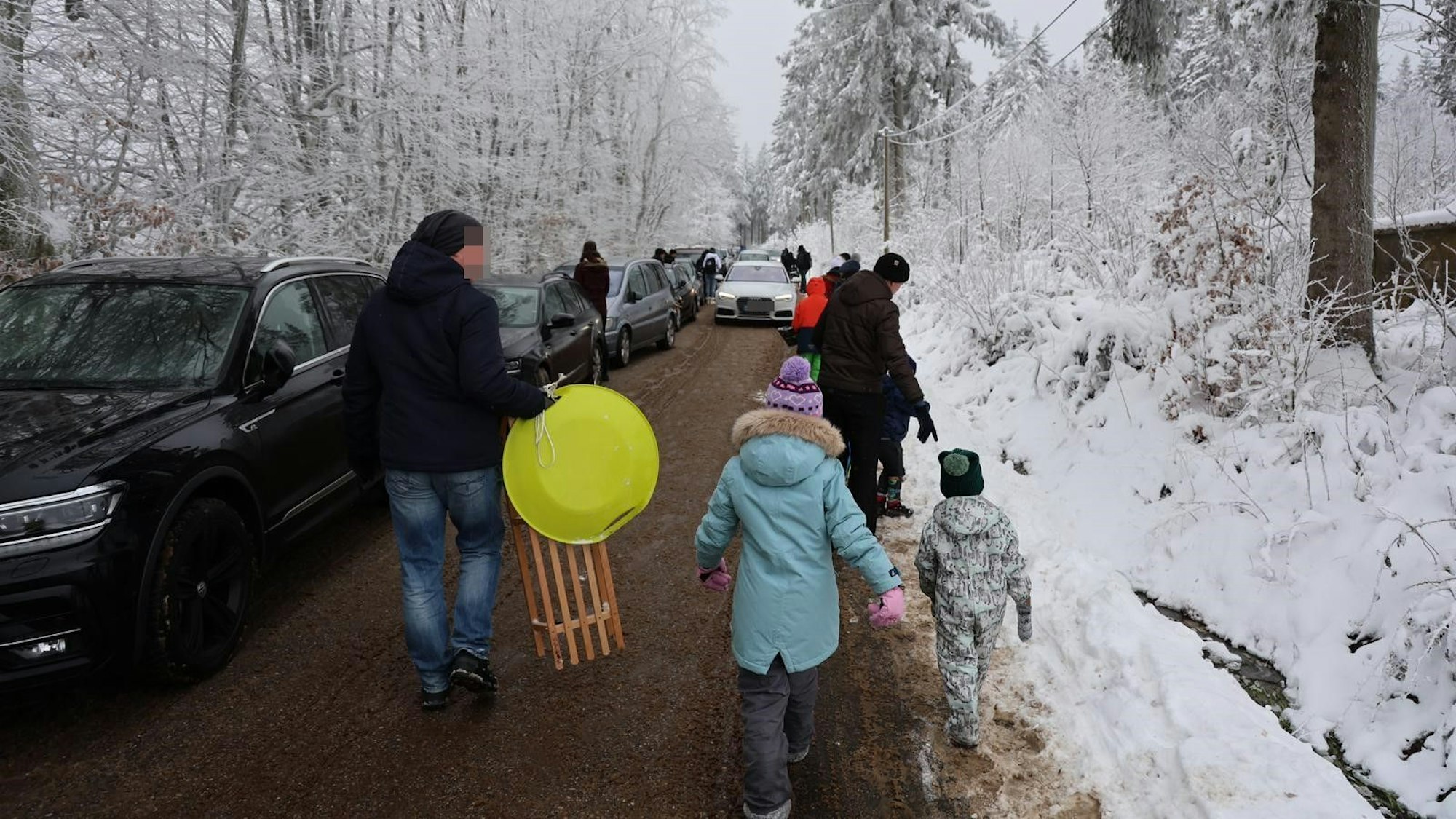 Die erste Schneefront des Jahres trifft die Eifel: Im Wintersportgebiet Weißer Stein in Hellenthal ist der Andrang am Sonntag so groß, dass von einer Anreise abgeraten wird.