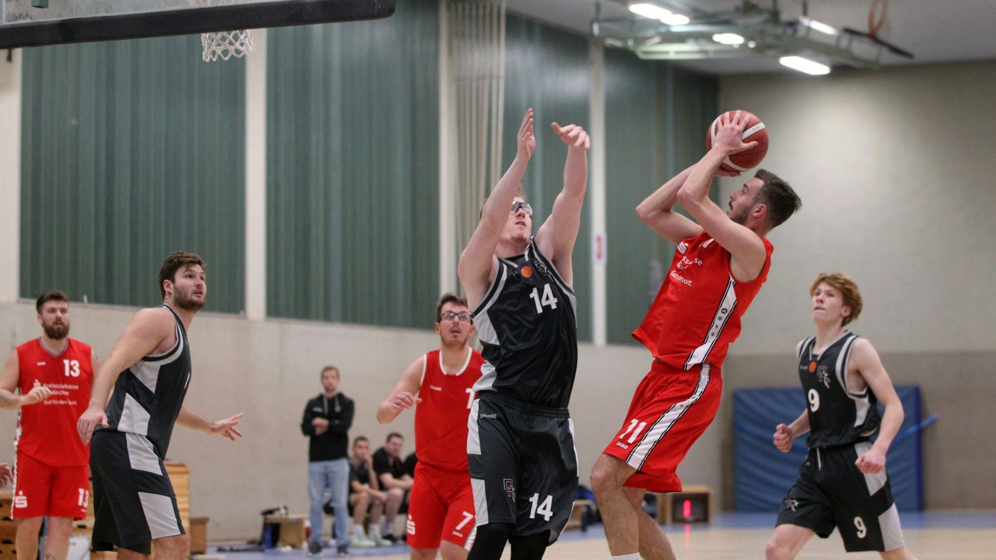Ein Basketballer des TuS Zülpich setzt zum Sprungwurf an.