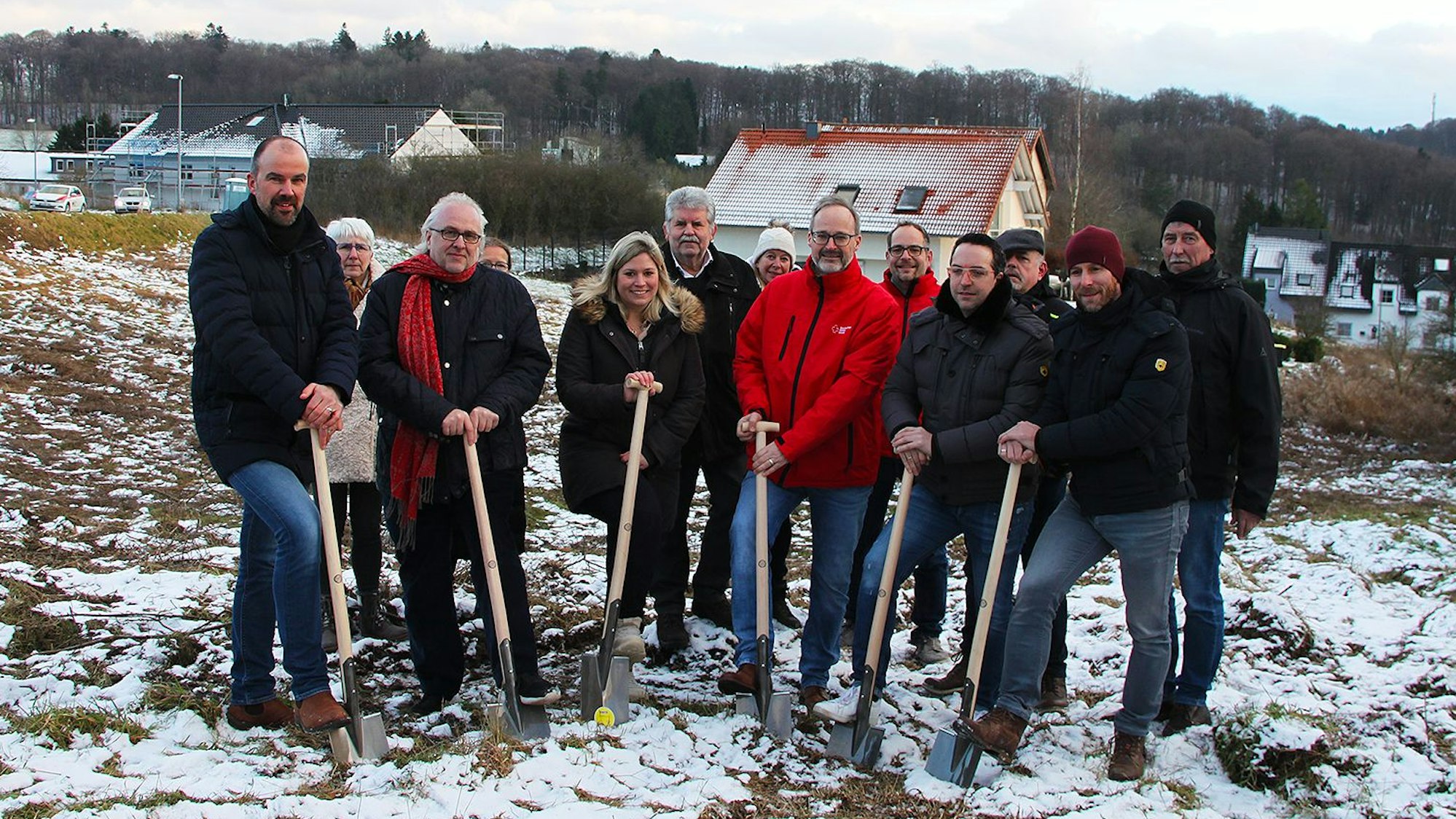 Erster Spatenstich Kita Hohental in Blankenheimmit Bürgermeisterin Jennifer Meuren (5.v.l.) und DRK-Kreisgeschäftsführer Rolf Klöcker (8.v.l.).