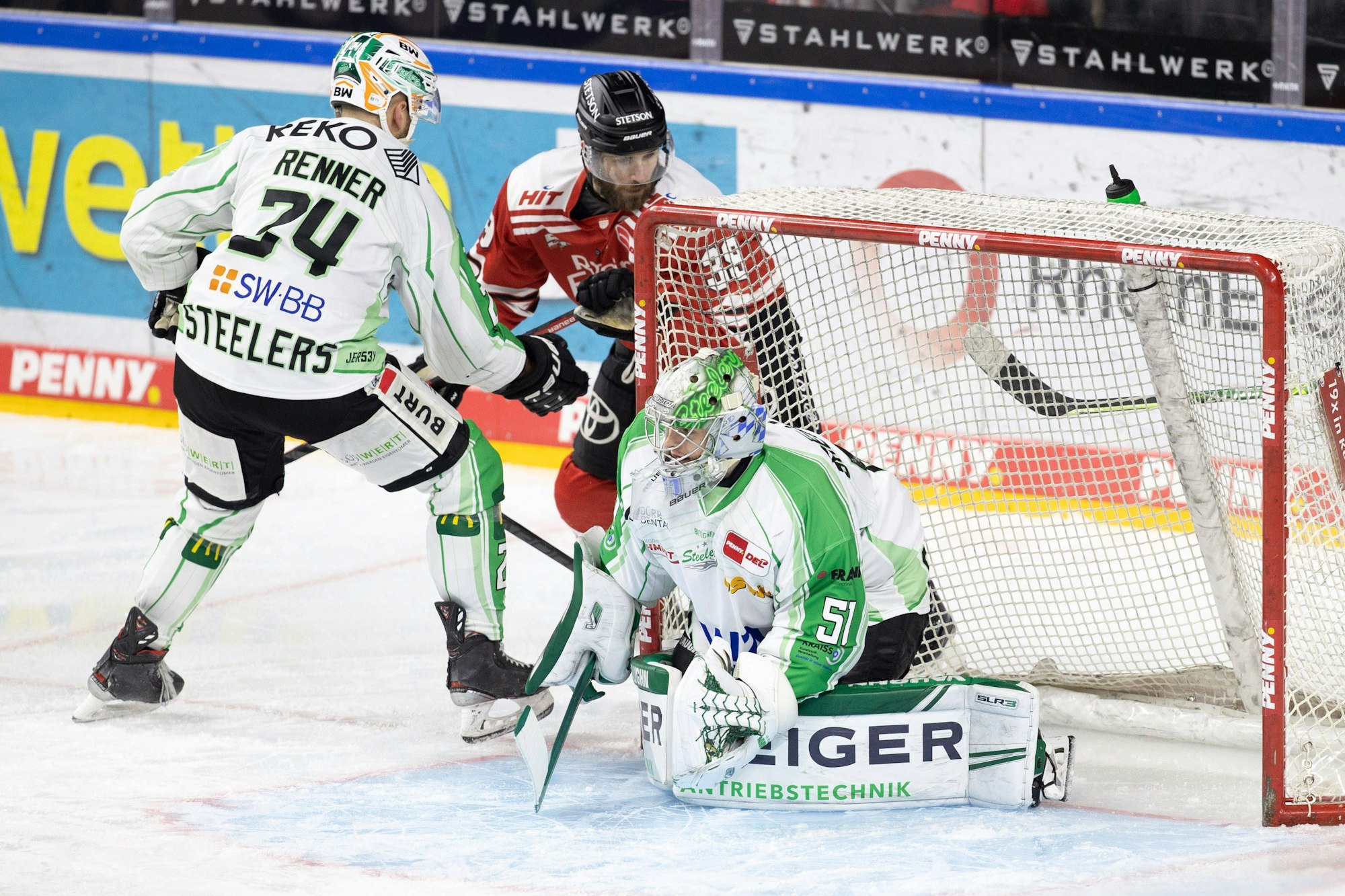 PENNY DEL Koelner Haie - Bietigheim Steelers Koeln, 22.01.2023 Elias Lindner Bietigheim Steelers, 34 Cody Brenner Bietigheim Steelers, 51 Landon Ferraro Koelner Haie, 39 PENNY DEL Koelner Haie - Bietigheim Steelers am 22.01.2023 in der Lanxess Arena in Koeln Deutschland. *** PENNY DEL Koelner Haie Bietigheim Steelers Koeln, 22 01 2023 Elias Lindner Bietigheim Steelers, 34 Cody Brenner Bietigheim Steelers, 51 Landon Ferraro Koelner Haie, 39 PENNY DEL Koelner Haie Bietigheim Steelers on 22 01 2023 at the Lanxess Arena in Koeln Germany Copyright: xBEAUTIFULxSPORTS/AndreasxDickx
