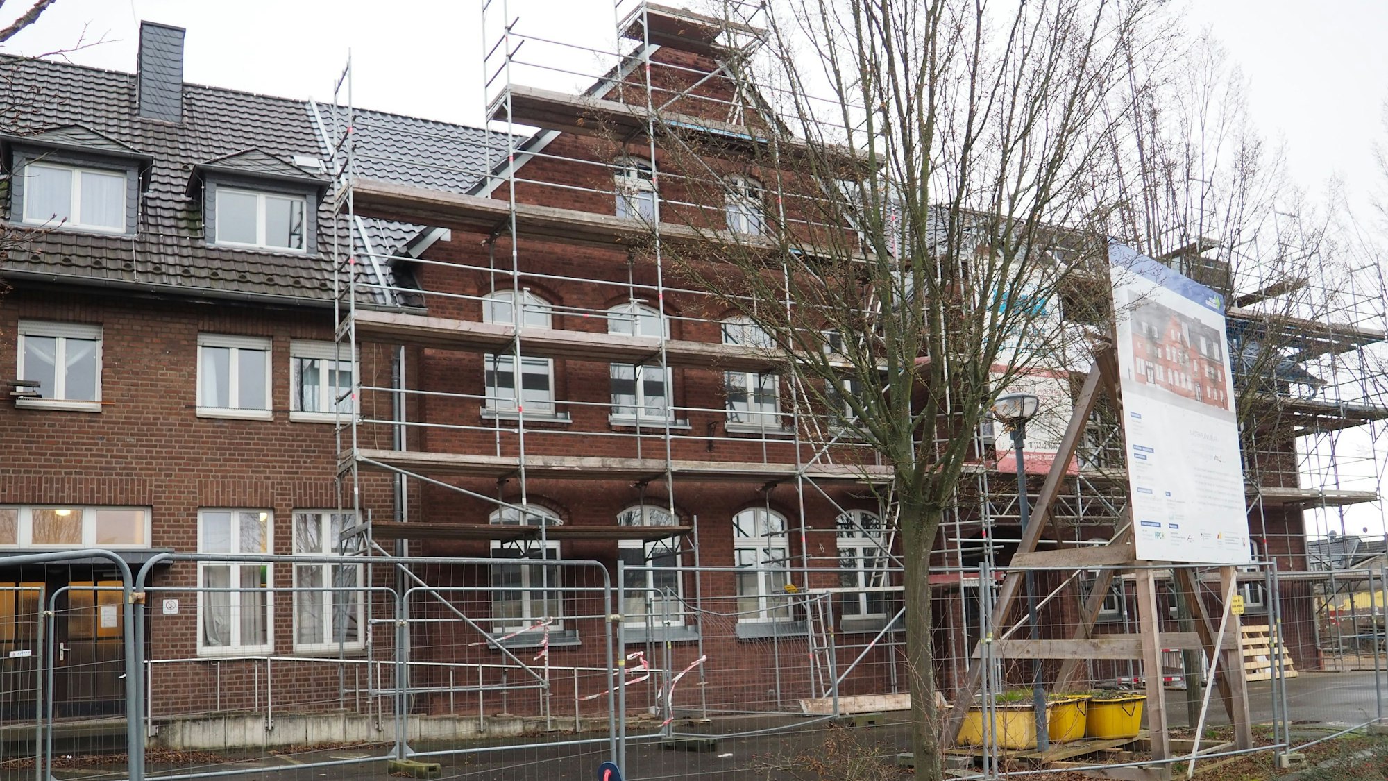 Ein Baugerüst versperrt den Blick. Noch ist die Marienschule eingerüstet. Die Volkshochschule ist für die Dauer der Bauarbeiten ausgezogen.
