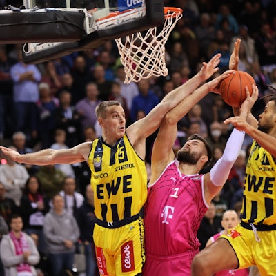 Leon Kratzer gegen zwei Oldenburger: Der Center erzielt 10 Punkte ohne Fehlwurf.